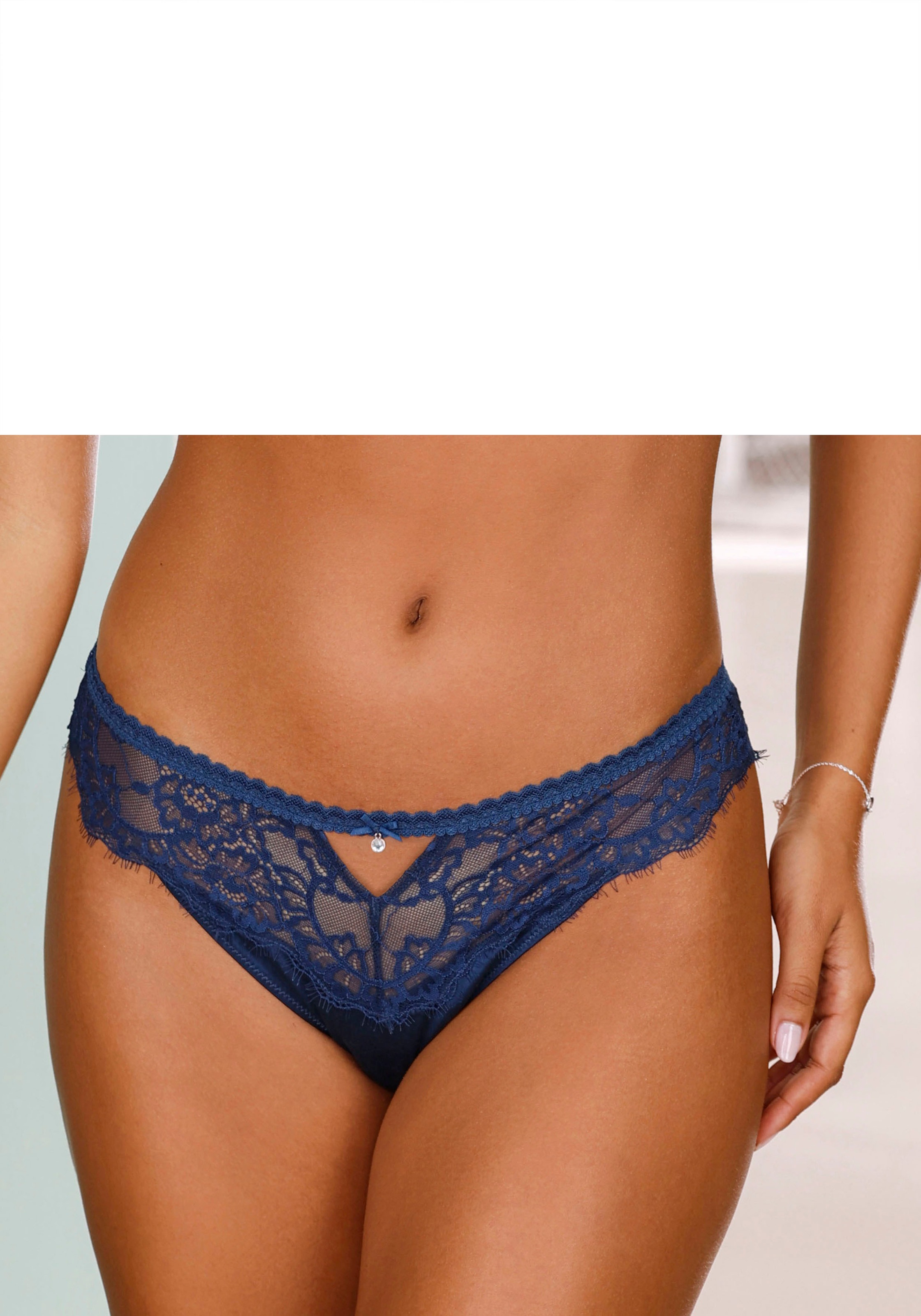 LASCANA String »Alana«, aus floraler Spitze und edler Qualität mit hohem Seidenanteil