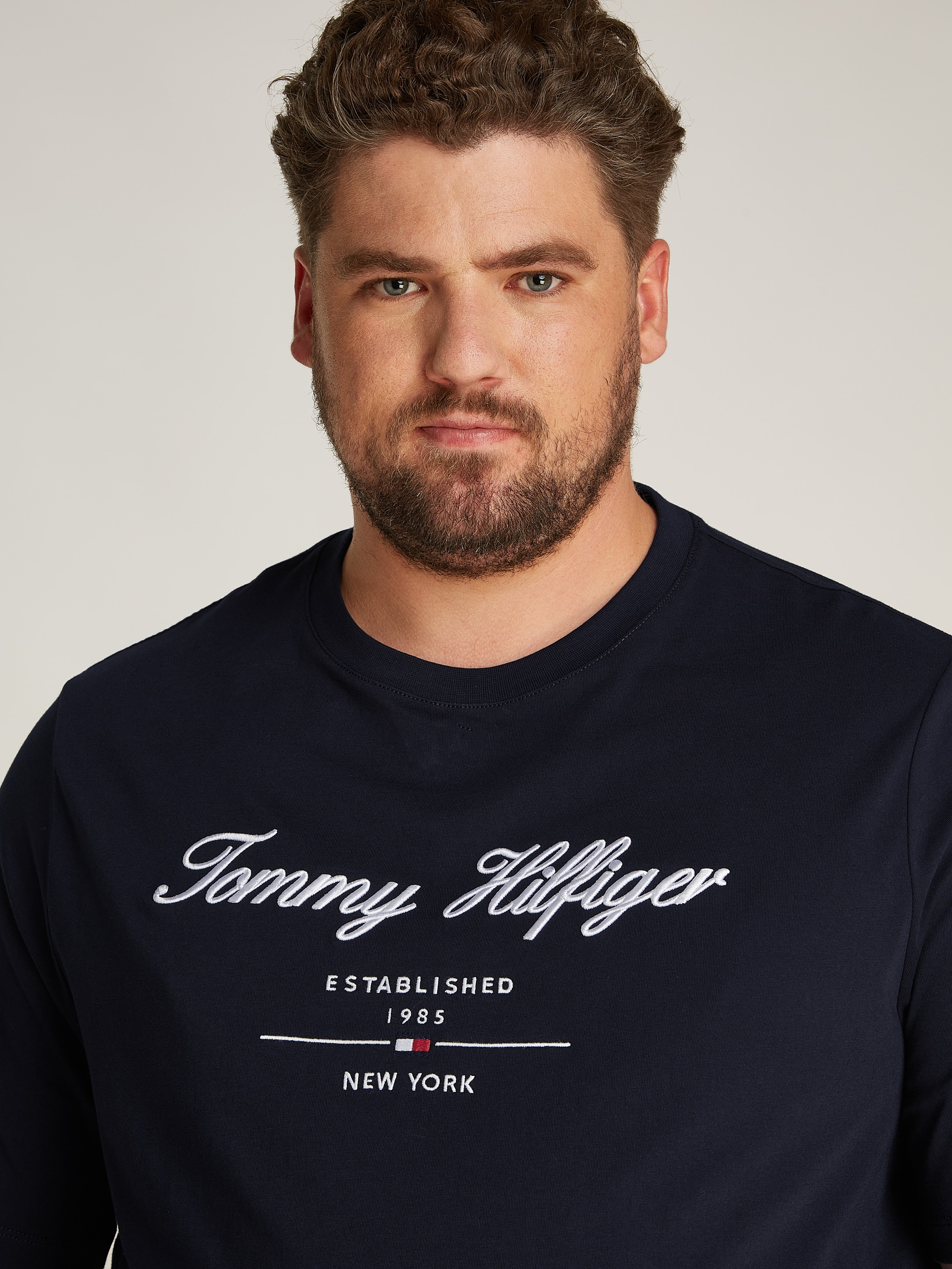 Tommy Hilfiger Big & Tall Rundhalsshirt »BT-SCRIPT LOGO TEE-B«, in Grossen Grössen, Logostickerei