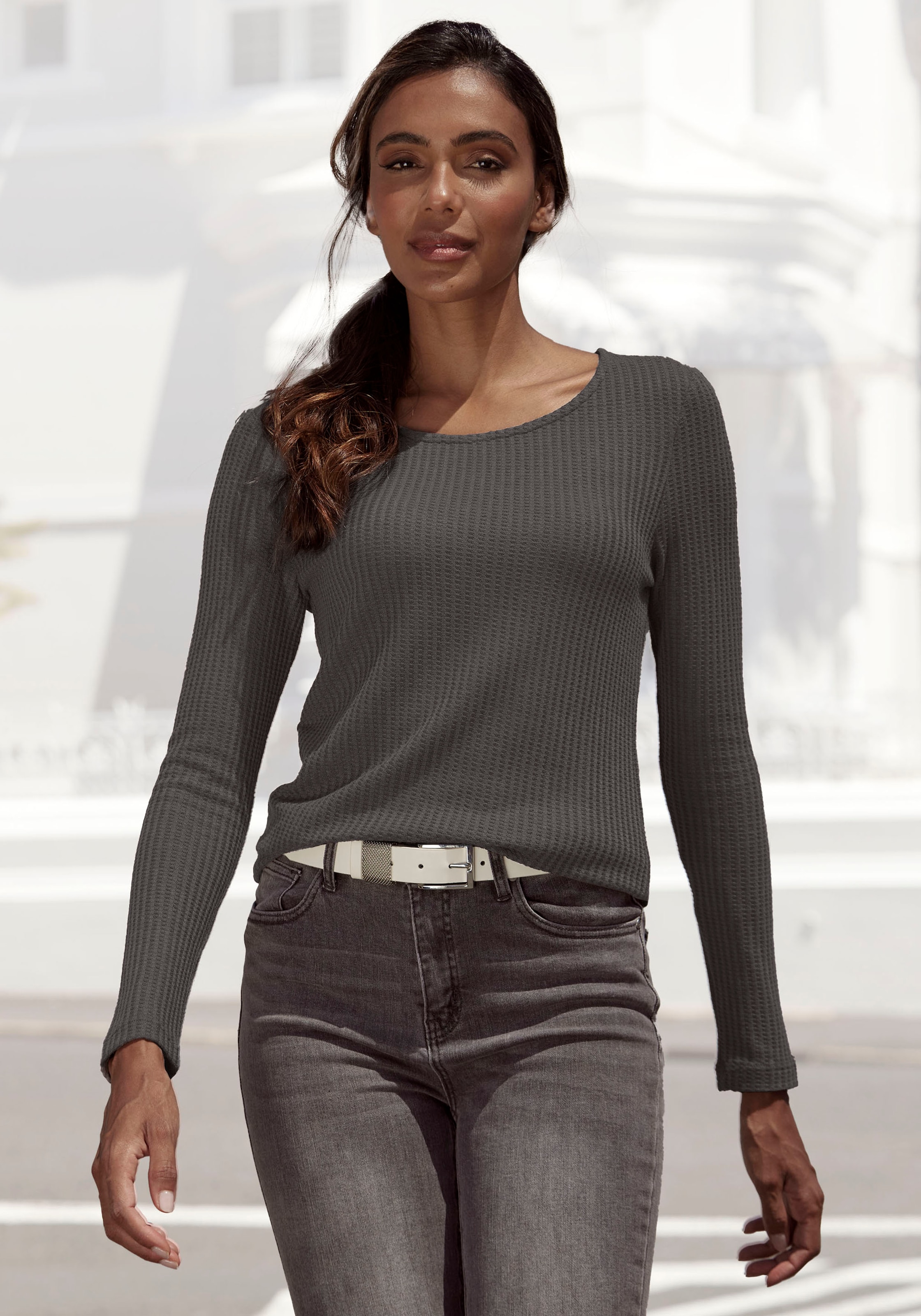 LASCANA Langarmshirt »in modischer Piqué-Optik«, aus pflegeleichter Qualität mit Viskose