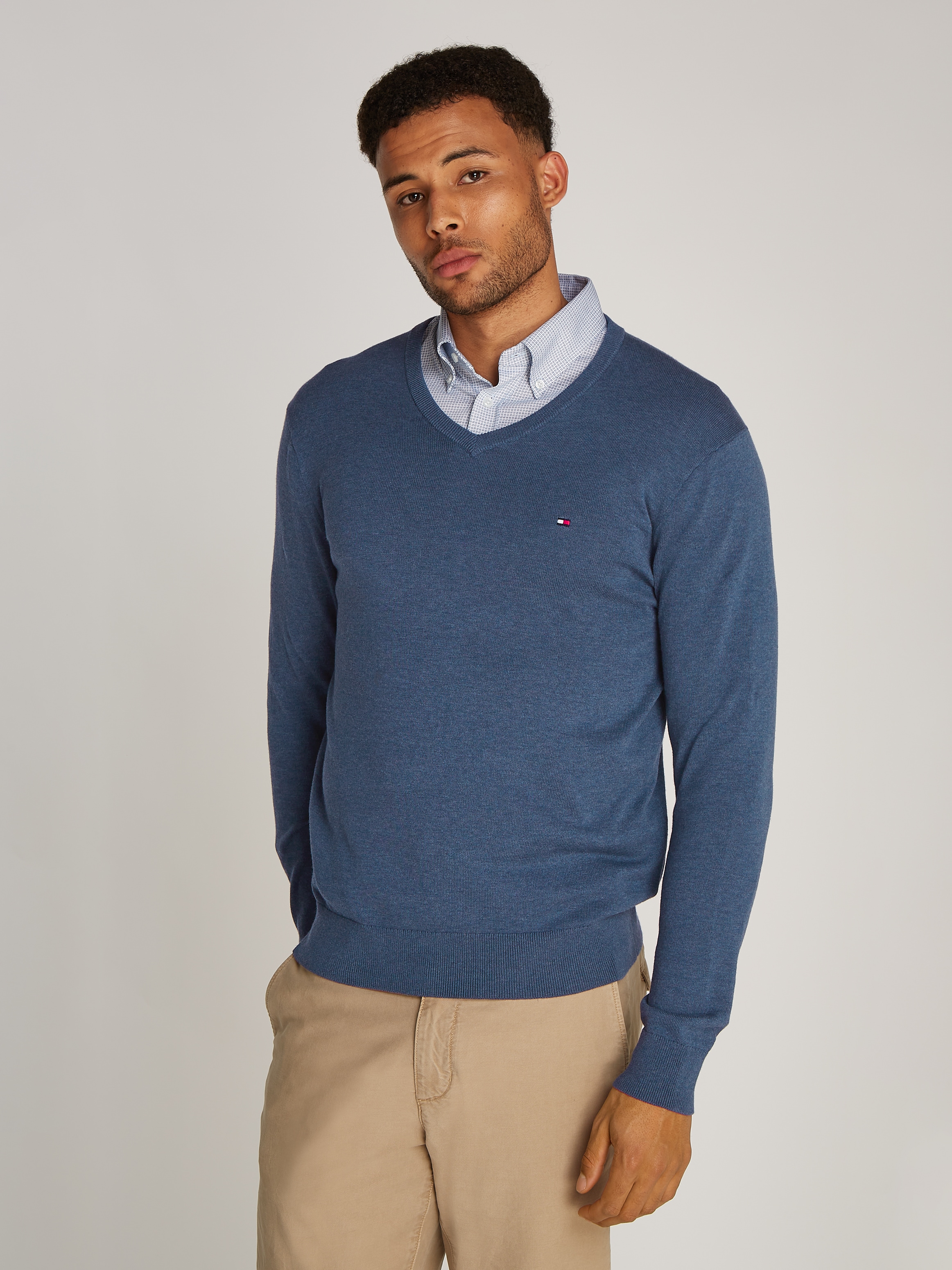 Tommy Hilfiger Strickpullover »ESSENTIAL COTTON V NECK mit V-Ausschnitt und Stickerei«, unifarben, casual, regular fit, Baumwolle, V-Ausschnitt