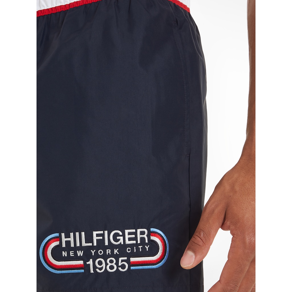 Tommy Hilfiger Swimwear Badeshorts »MEDIUM DRAWSTRING«, mit kontrastfarbenem Bund
