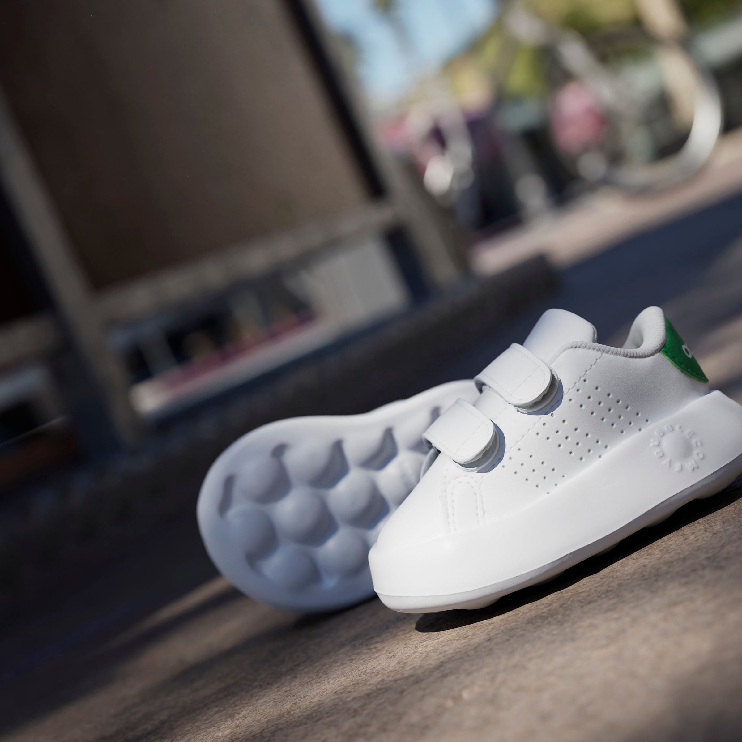adidas Sportswear Klettschuh »ADVANTAGE KIDS«, Design auf den Spuren des adidas Stan Smith, für Kinder