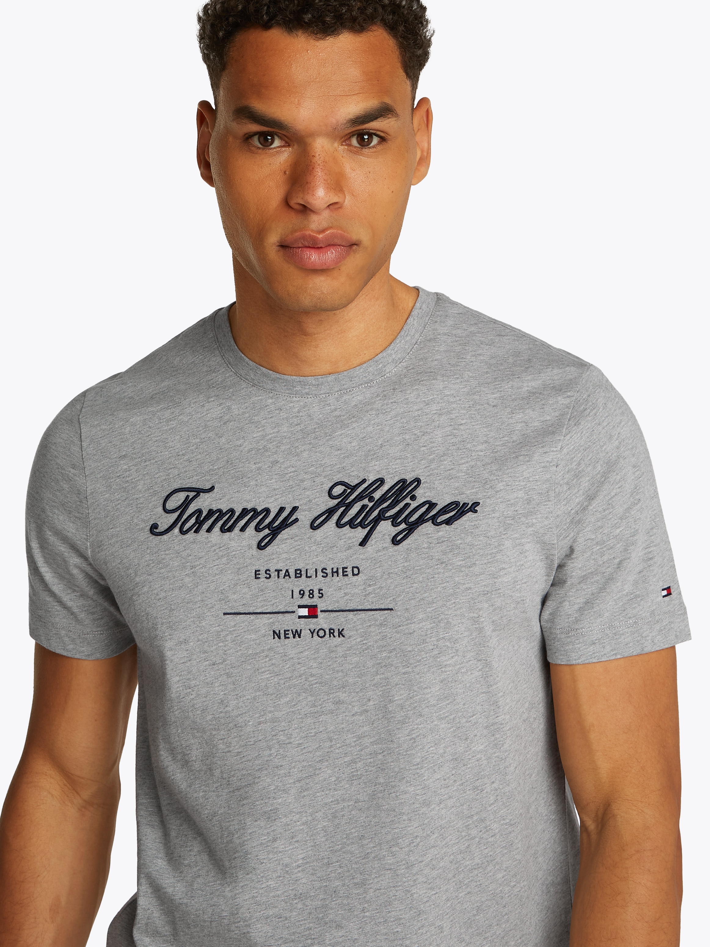 Tommy Hilfiger T-Shirt »SCRIPT LOGO TEE«, mit aufgesticktem Logo