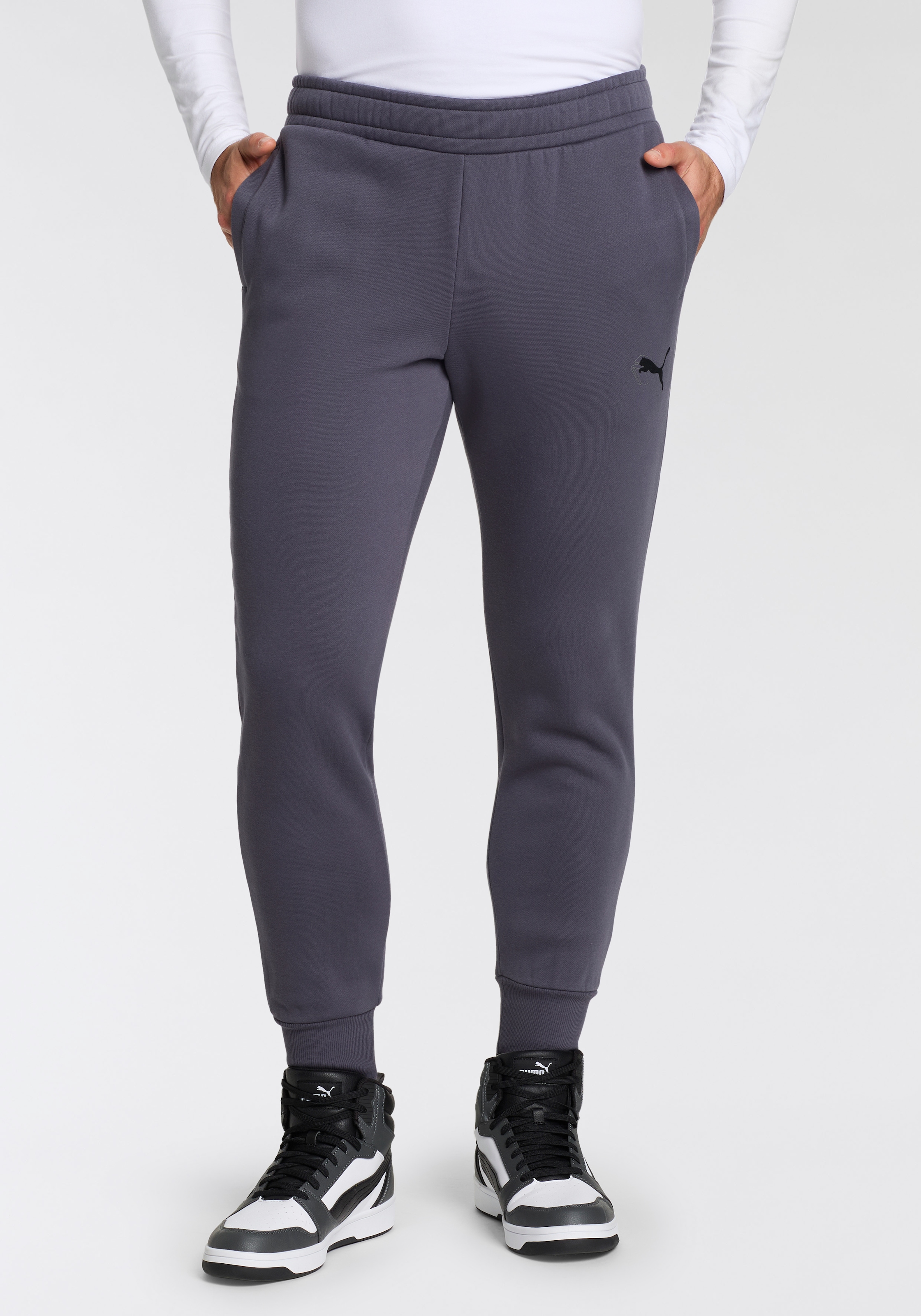 PUMA Jogginghose »ESS+ LOGO LAB CAT SWEATPANTS FL CL« sportlicher Stil, mit Eingrifftaschen, mit Print-Applikation