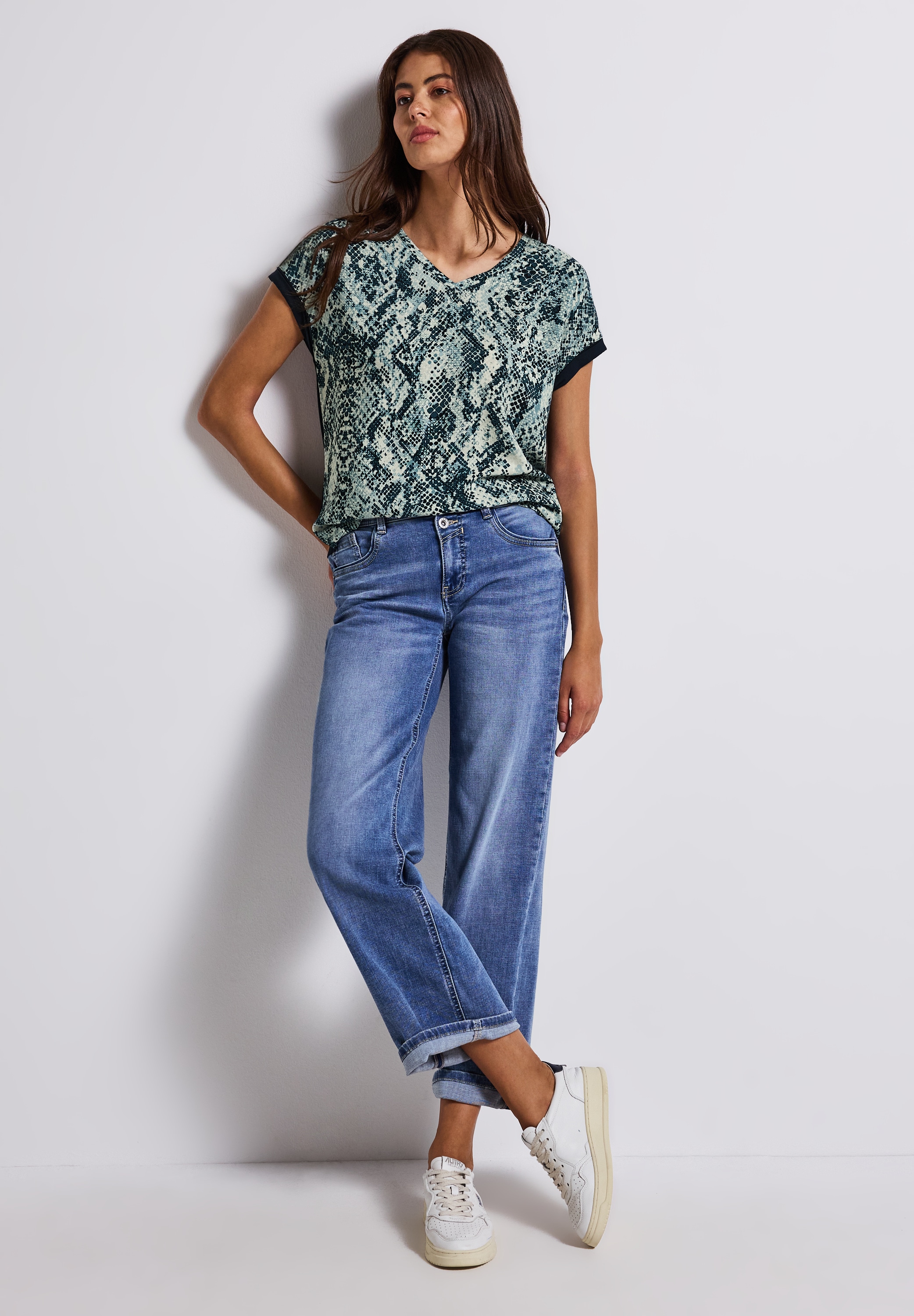 STREET ONE Shirttop, mit gemusterter Front aus Viskose und V-Ausschnitt