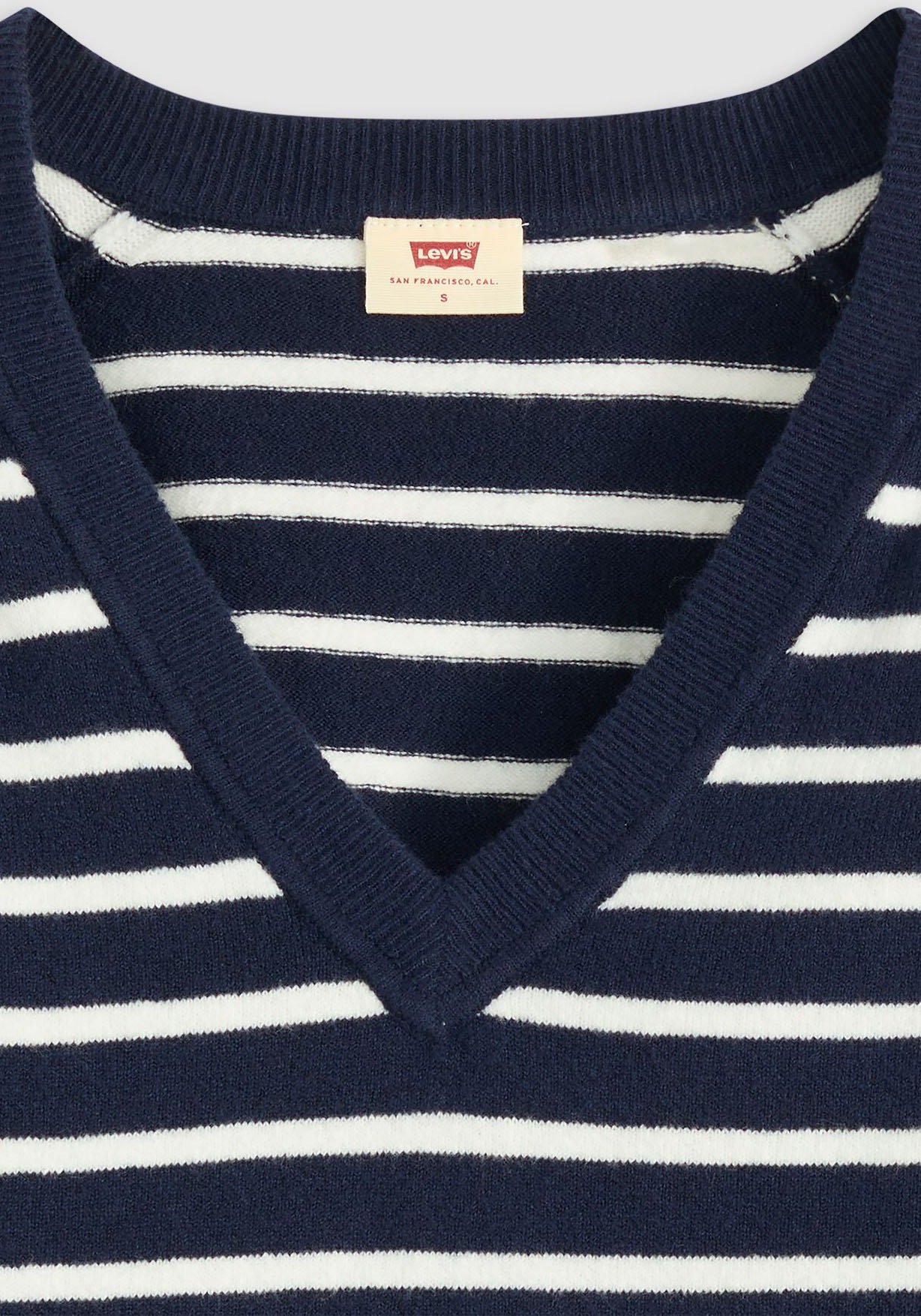 Levi's® V-Ausschnitt-Pullover »TARA SUPER SOFT V«, im Bund beidseitig mit kurzem Schlitz