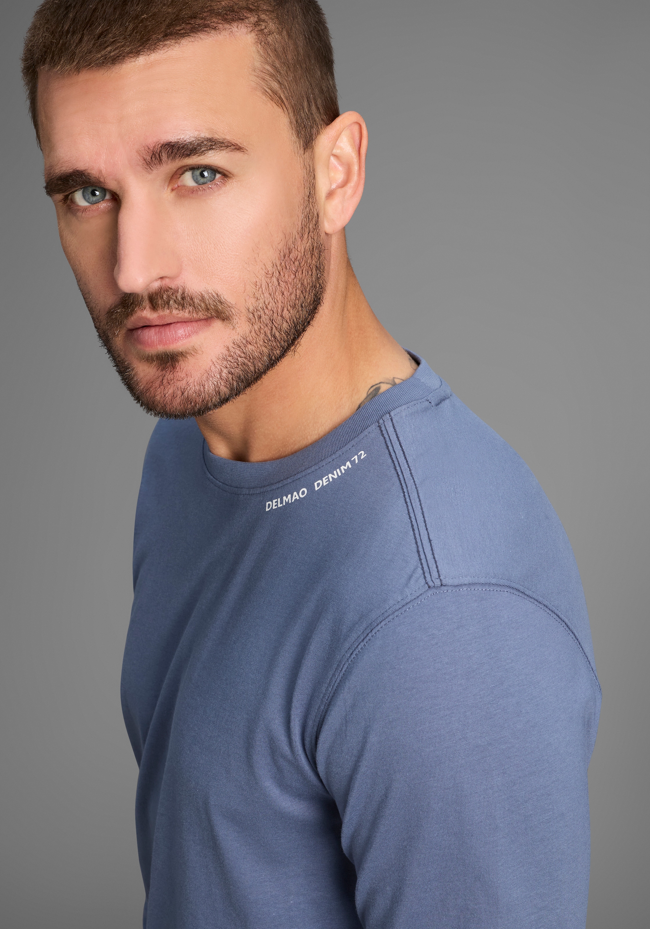 DELMAO Rundhalsshirt schmal geschnitten, mit Print, aus 100% Baumwolle