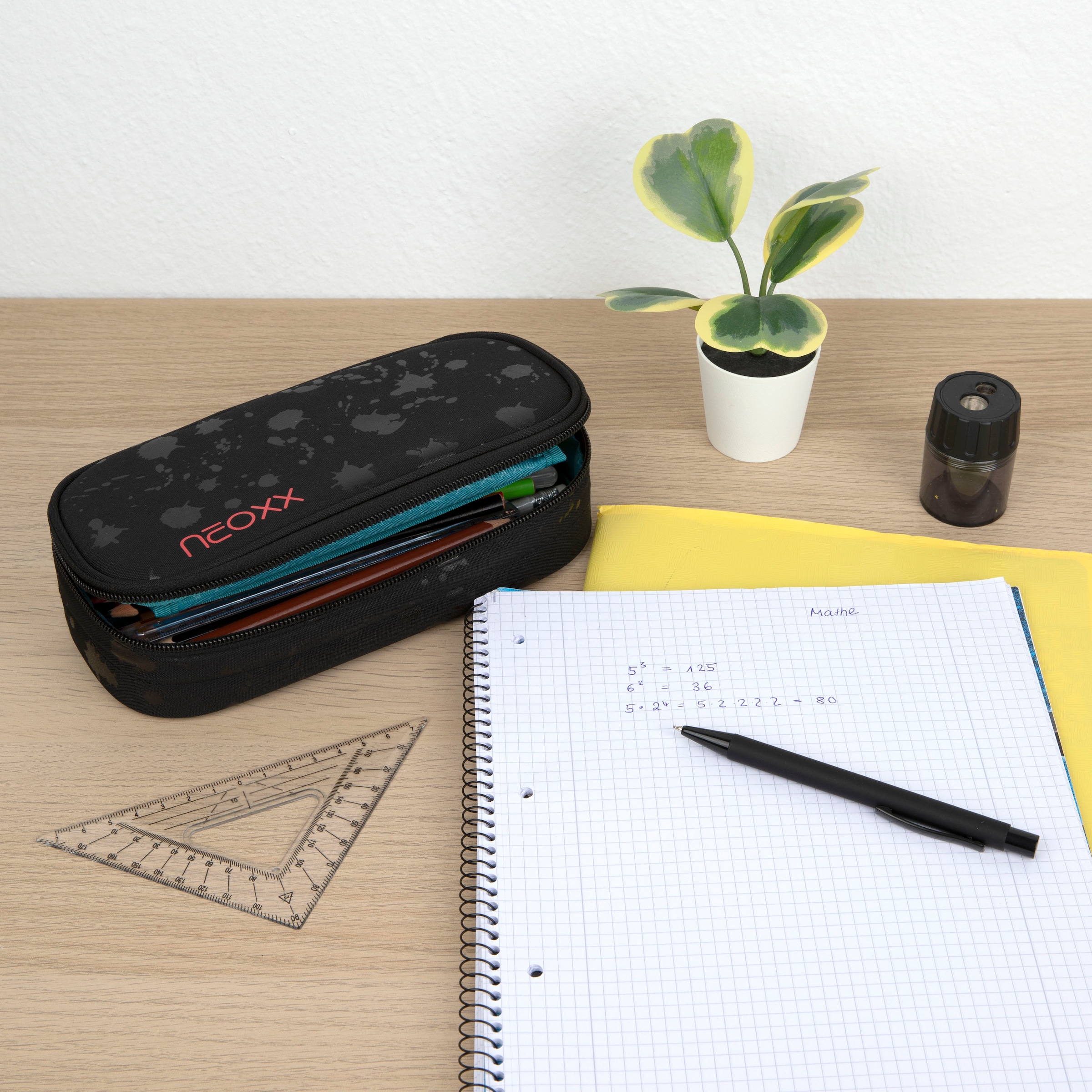 neoxx Schreibgeräteetui »Schlamperbox, Jump, Splash Black«, teilweise aus recyceltem Material