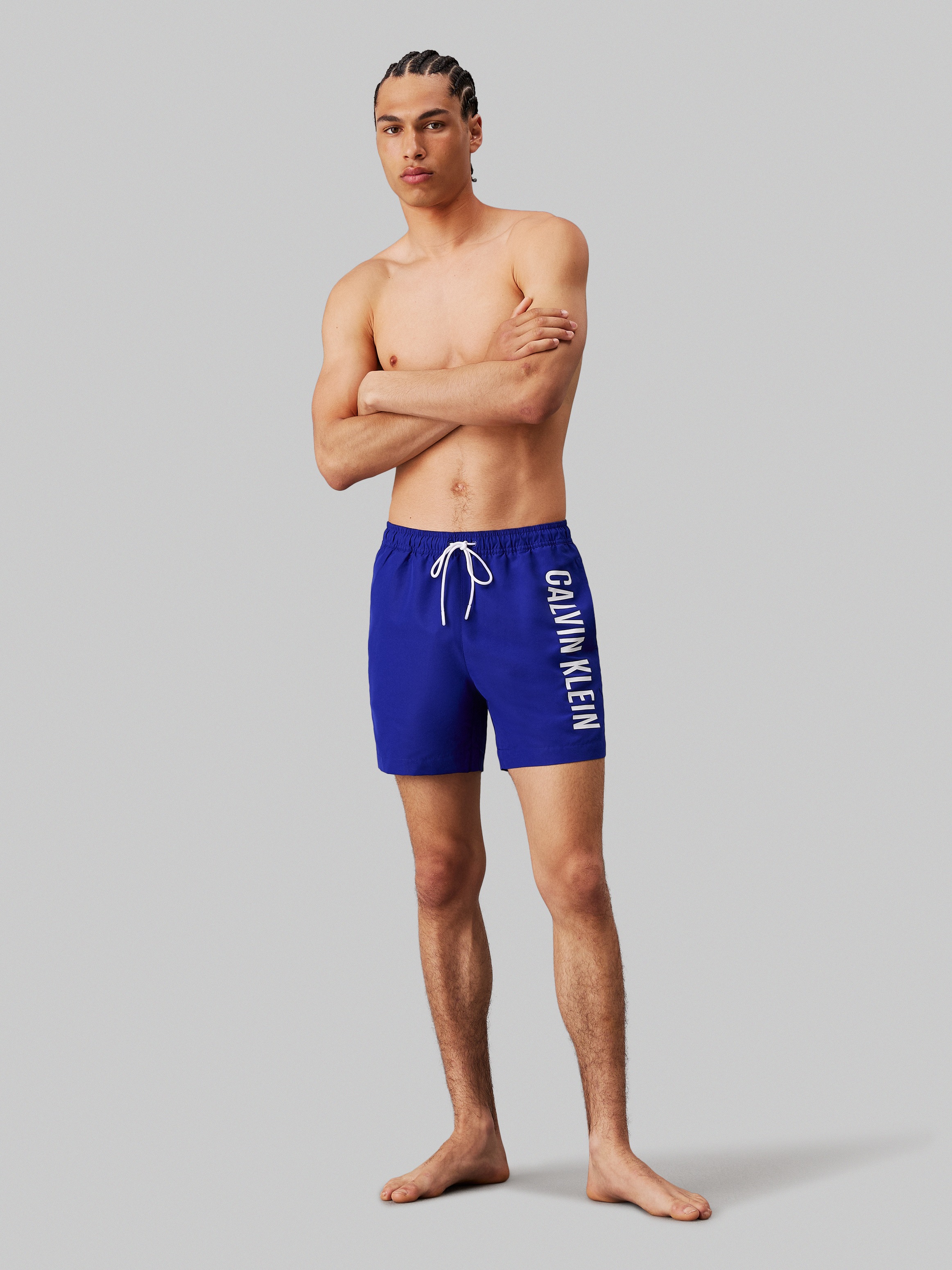 Calvin Klein Swimwear Badeshorts »MEDIUM DRAWSTRING« mit kontrastfarbenem Logo-Schrifztug am Bein