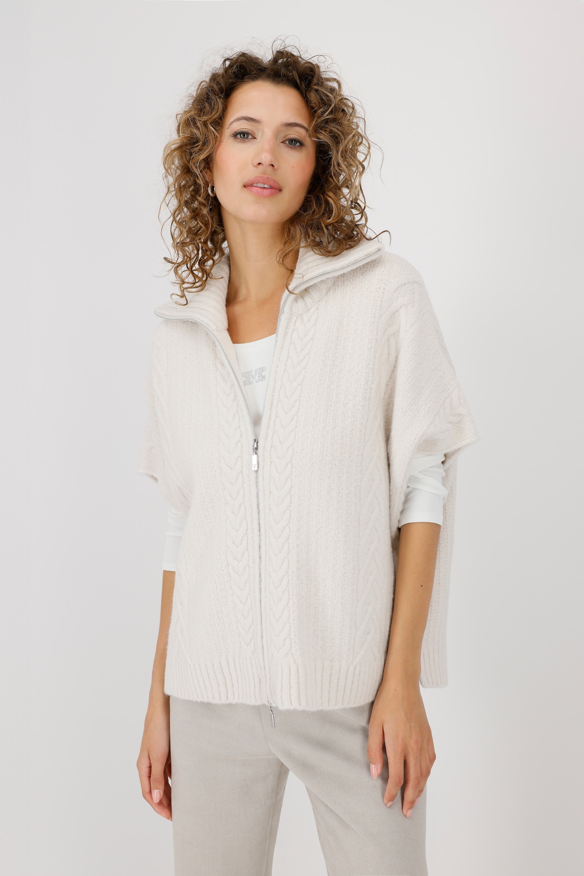 Monari Strickcape »Jacke Strickcape Zopf« Mit Rundhalsausschnitt