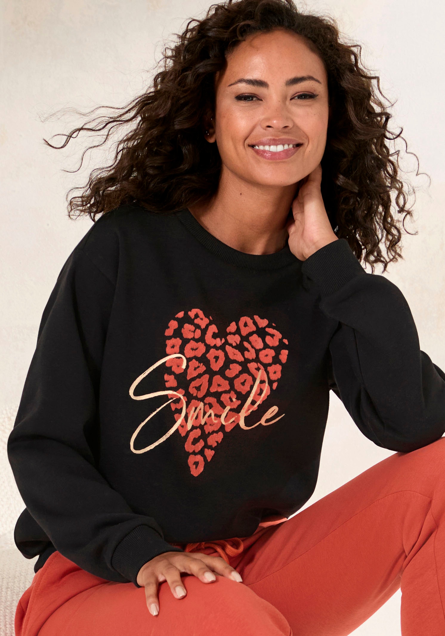 LASCANA Sweatshirt, Lounge-/Sweatshirt mit Herz-Leo-Druck, Loungewear