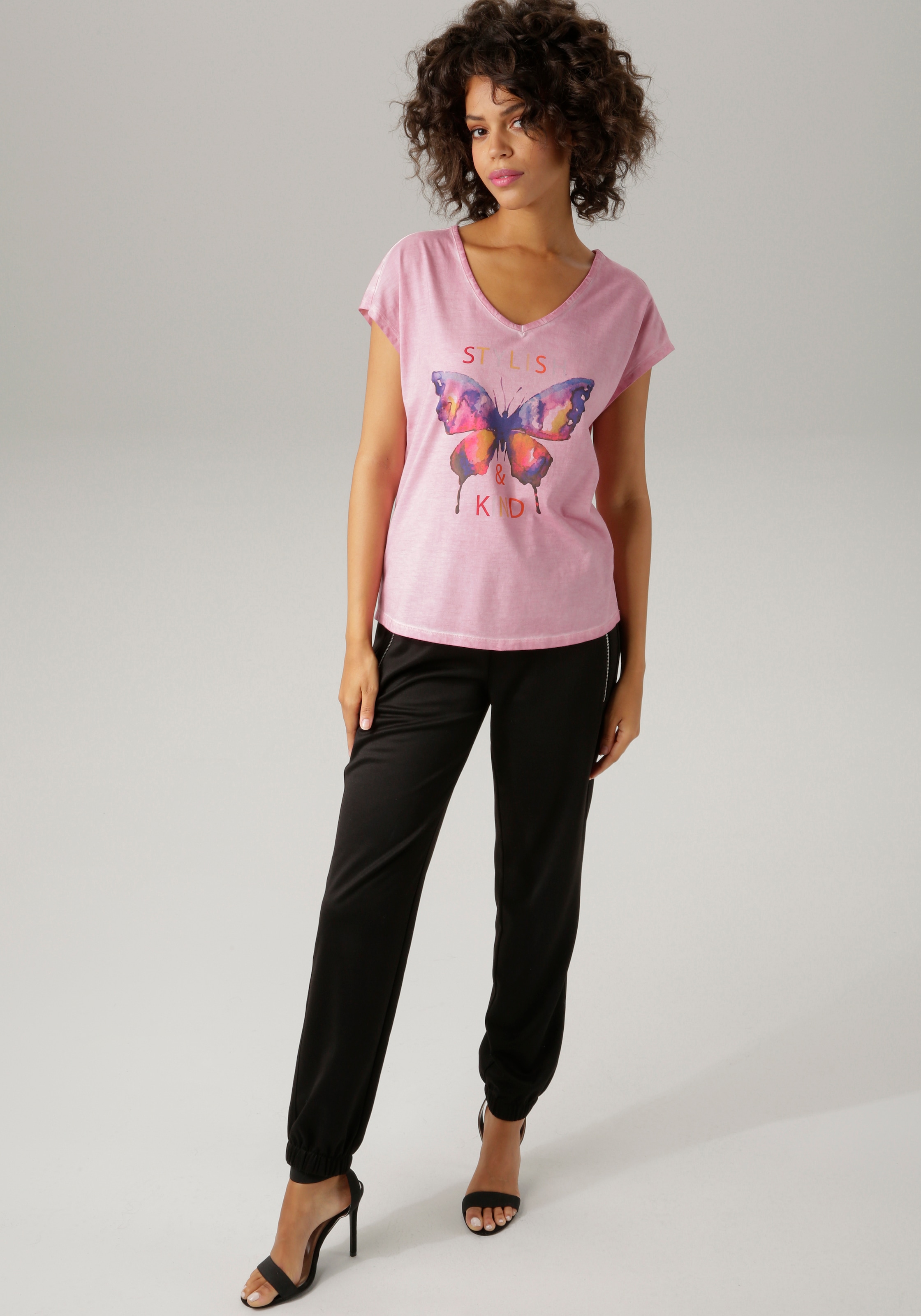 batikfarbigem Aniston Schmetterling Jelmoli-Versand CASUAL shoppen online und T-Shirt, Schriftzug mit |