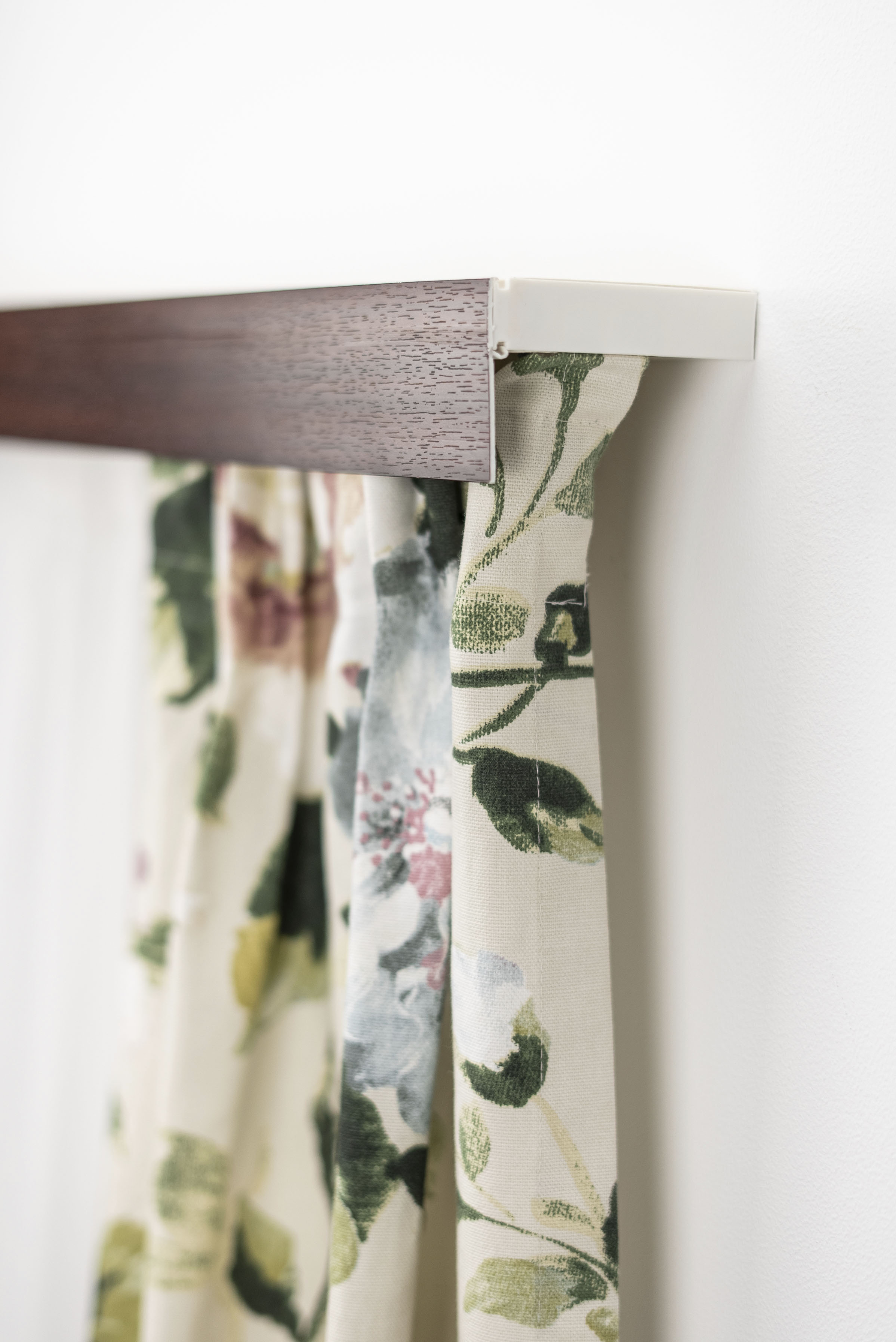 GARESA Gardinenschiene "Kunststoffschiene mit Blende" 2 läufig-läufig Wunschmasslänge Deckenmontage, verlängerbar, einfache Montage, schlicht