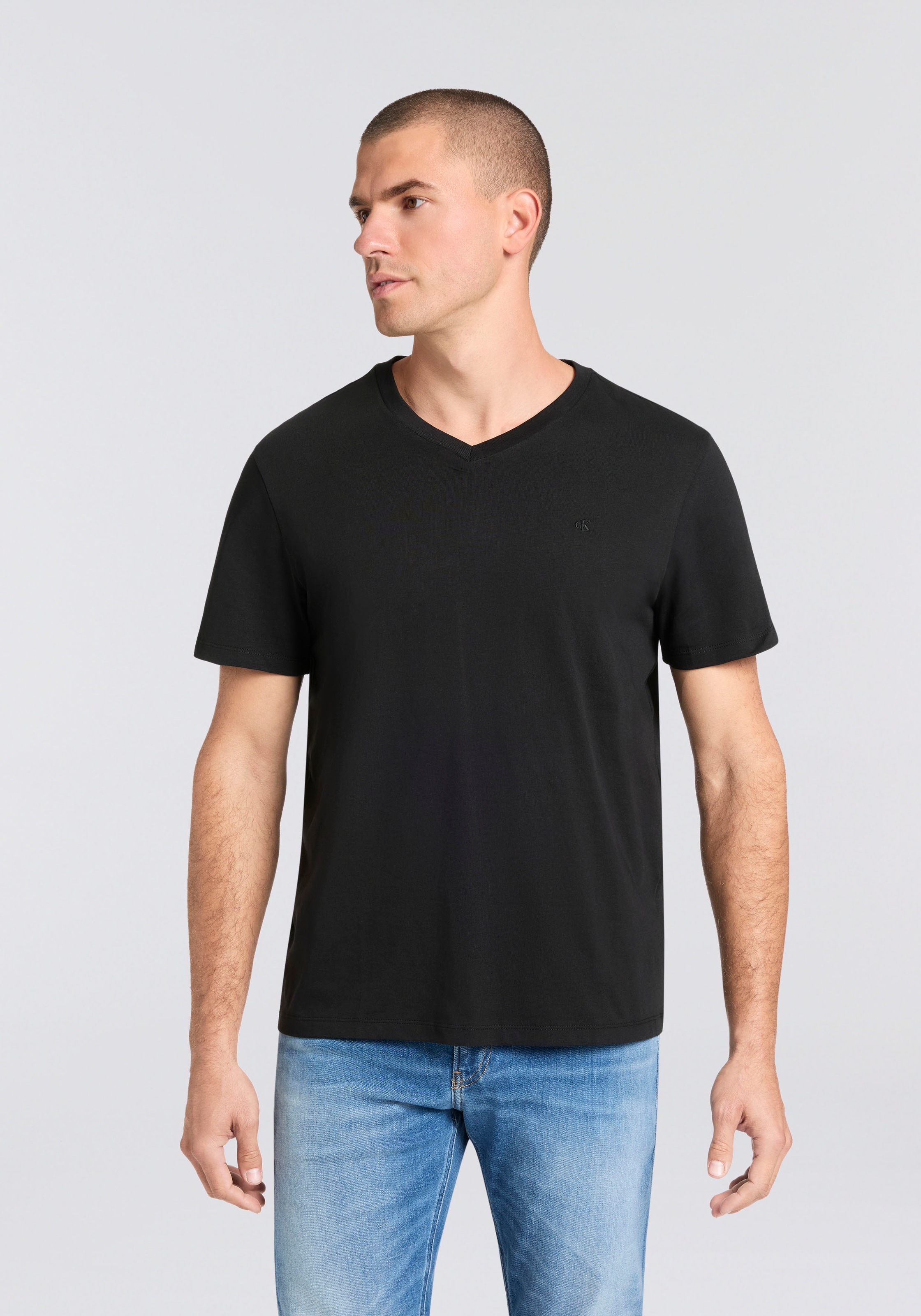 Calvin Klein Jeans T-Shirt »SS SMOOTH CTTN SOLID VNECK TEE« mit Logostickerei
