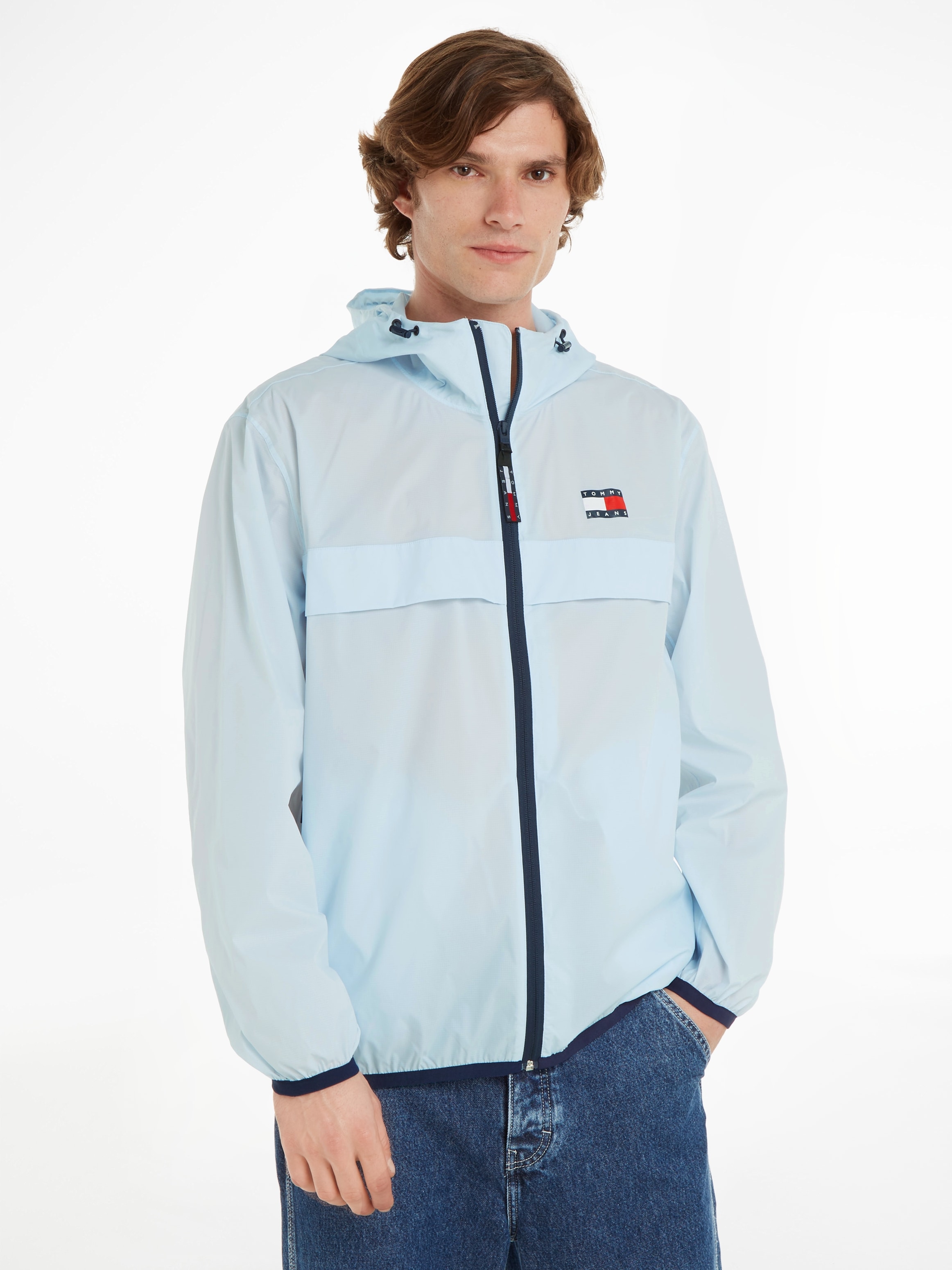 Tommy Jeans Windbreaker »TJM PCKABLE TECH CHICAGO ZIPTHRU«, mit Kapuze, mit Logo auf der Brust