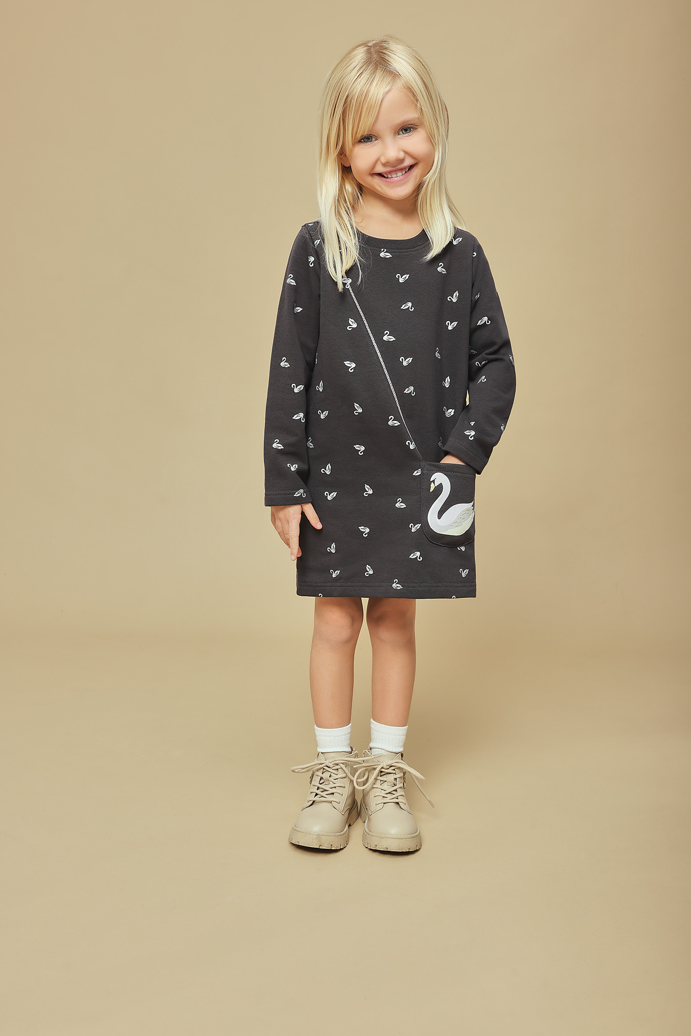 Blue Seven Sweatkleid aufgesetzte Tasche in dezenter A-Linie und mit tollen Pailletten-Details