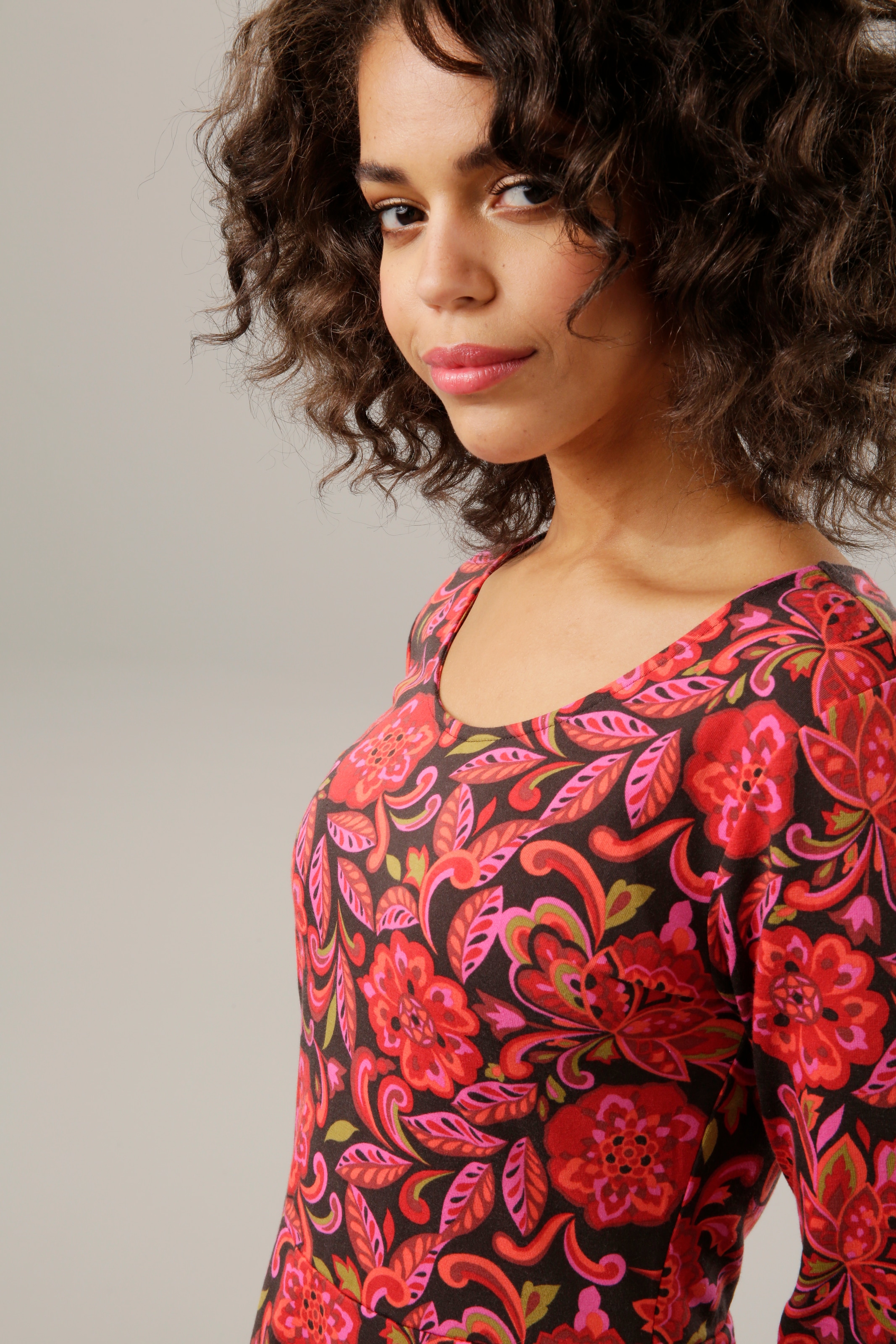 Aniston CASUAL Jerseykleid, mit harmonischem Blumendruck