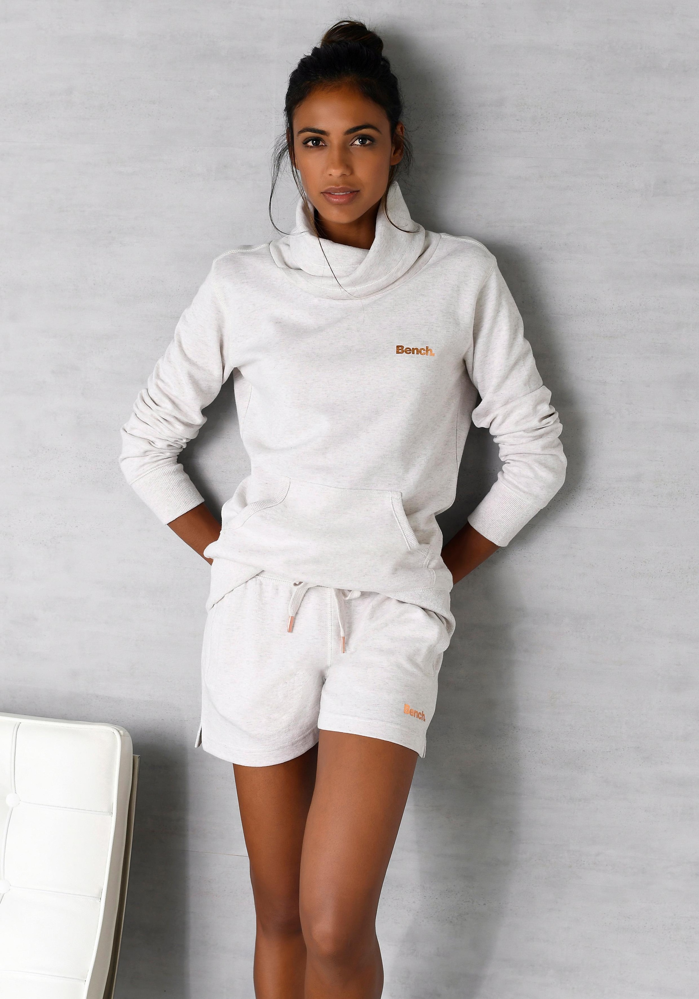 Bench. Loungewear Longsweatshirt, mit Stehkragen in Layeroptik und Kängurutasche, Loungewear