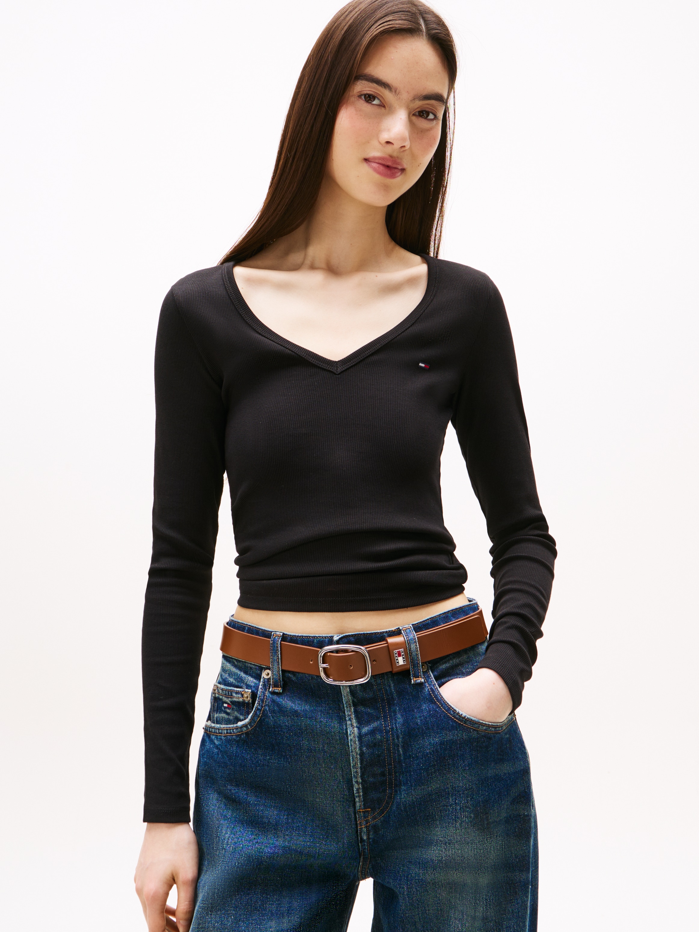 Tommy Jeans Langarmshirt »TJW SLIM ESSENTIAL RIB V LS«, mit Logostickerei