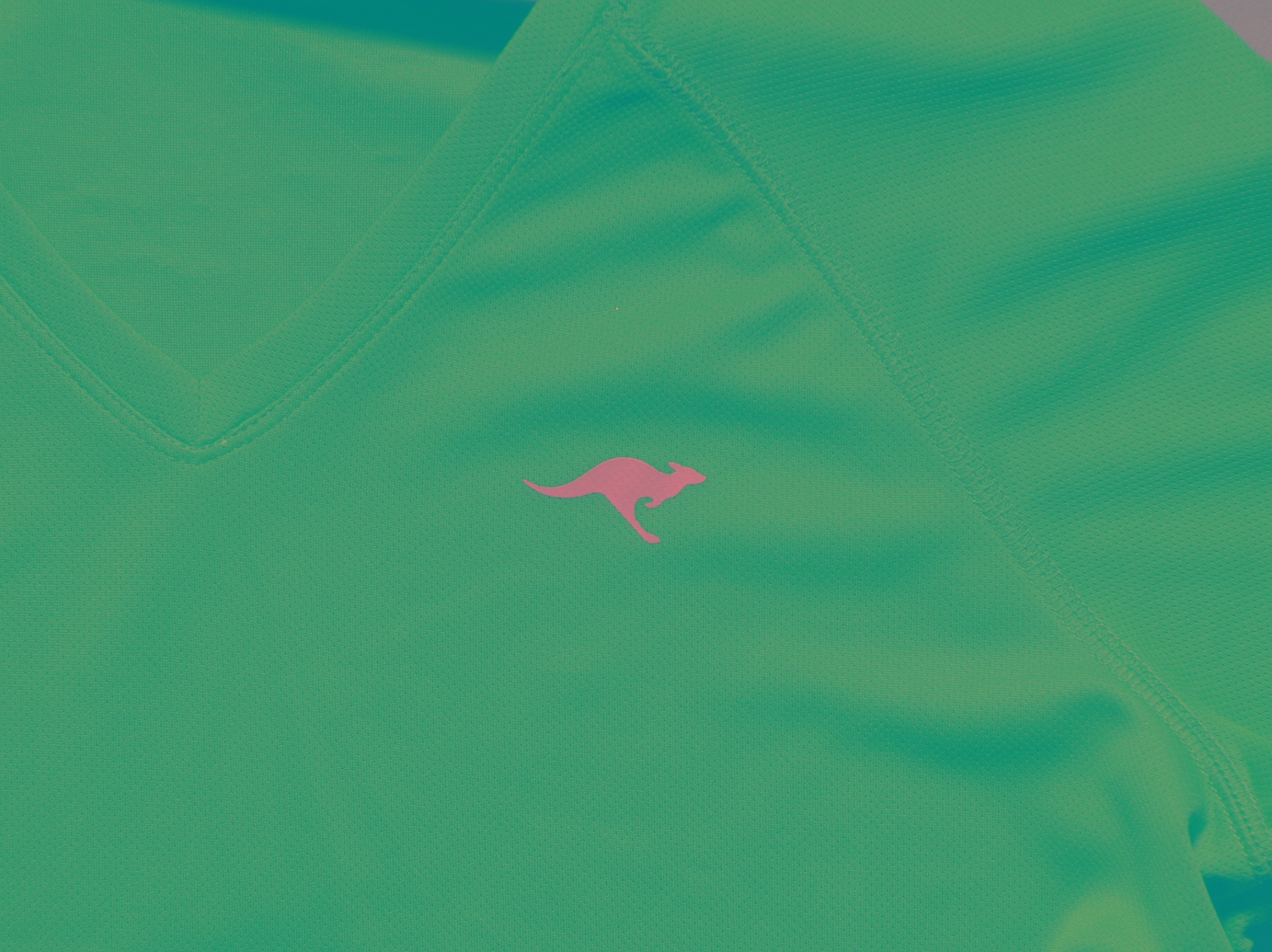 KangaROOS Funktionsshirt, Kurzarm, figurumspielend, hüftbedeckend, mit V-Ausschnitt