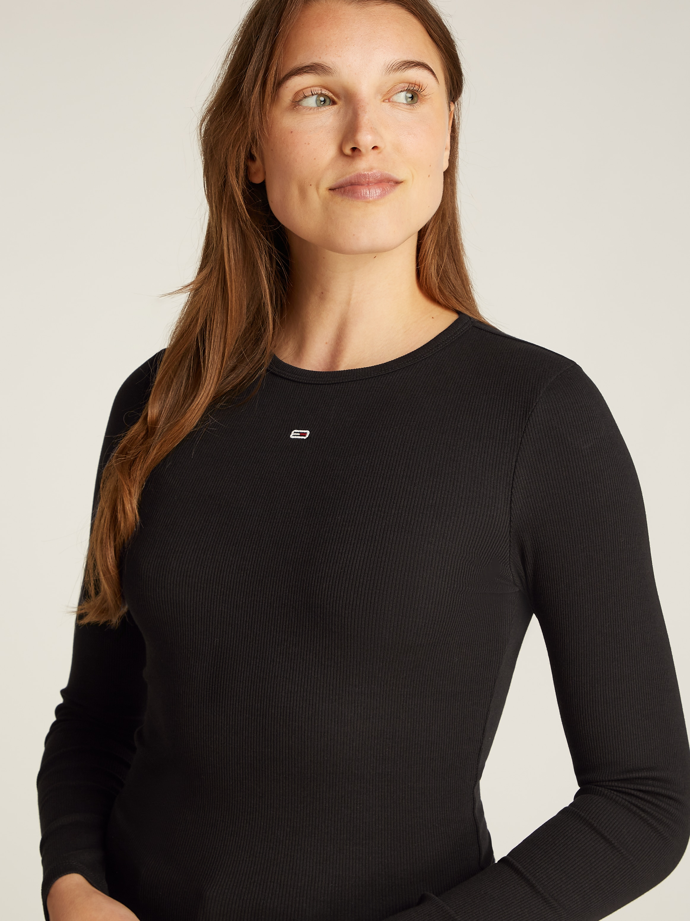 Tommy Jeans Langarmshirt »TJW SLIM ESSENTIAL RIB LS«, mit Logostickerei