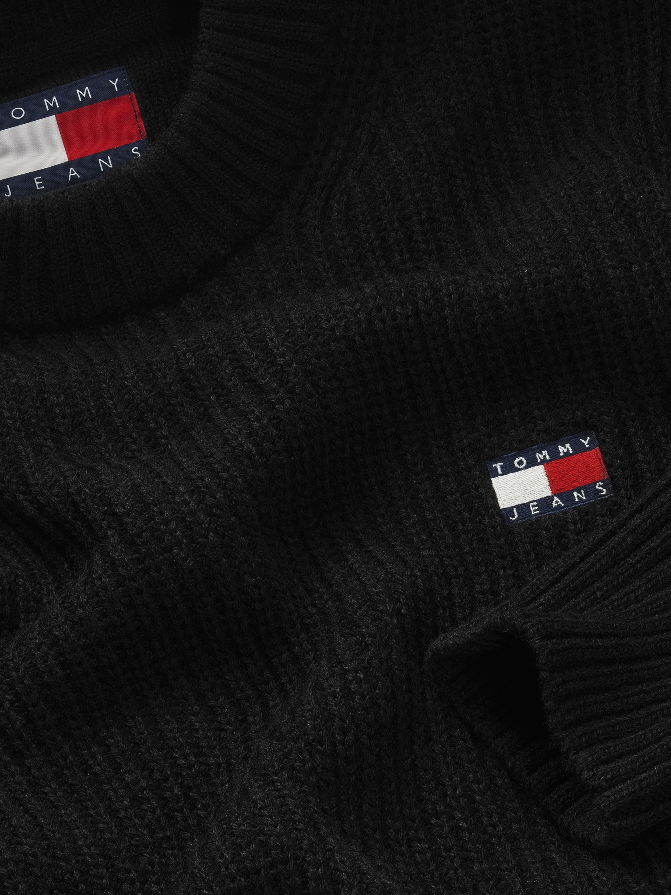 Tommy Jeans Rundhalspullover »TJM REG BADGE TEXTURED CNECK EXT«, in Unifarbe