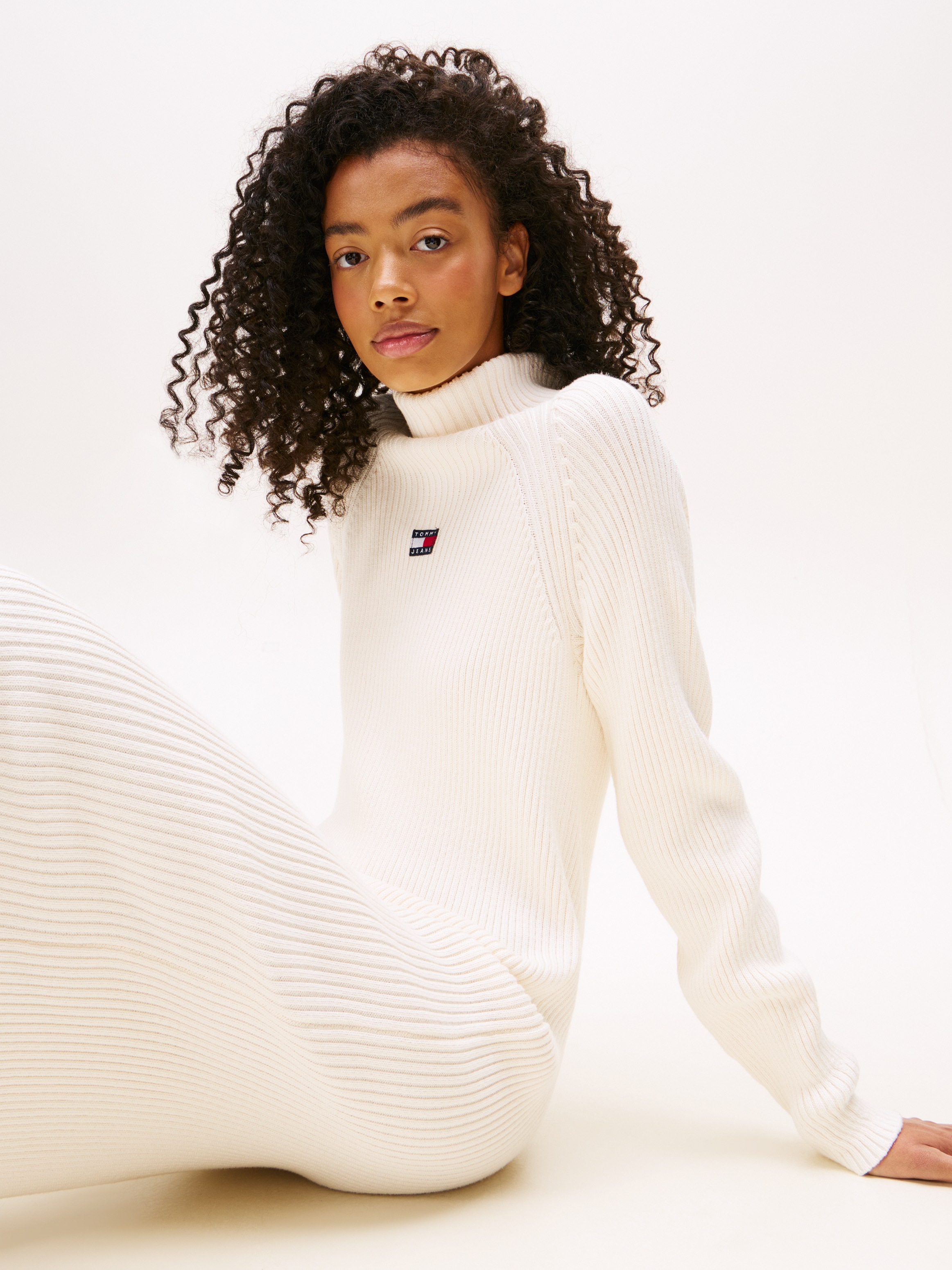 Tommy Jeans Strickkleid »TJW MOCKNECK BADGE SWEATER DRESS«