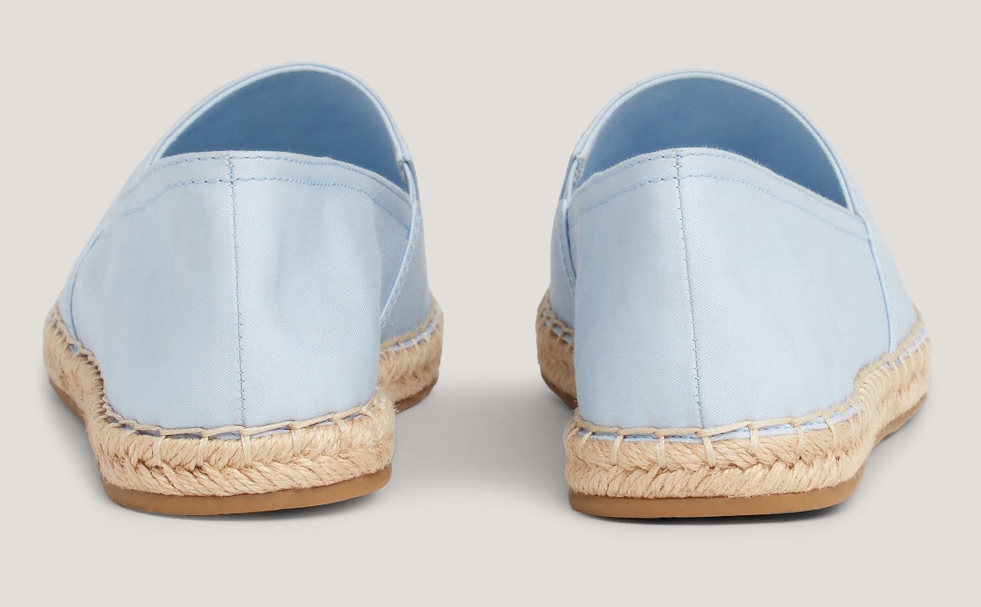 Tommy Hilfiger Espadrille »EMBROIDERED FLAT ESPADRILLE«, Sommerschuh, Strandschuh, Loafer, Slipper in schmaler Form