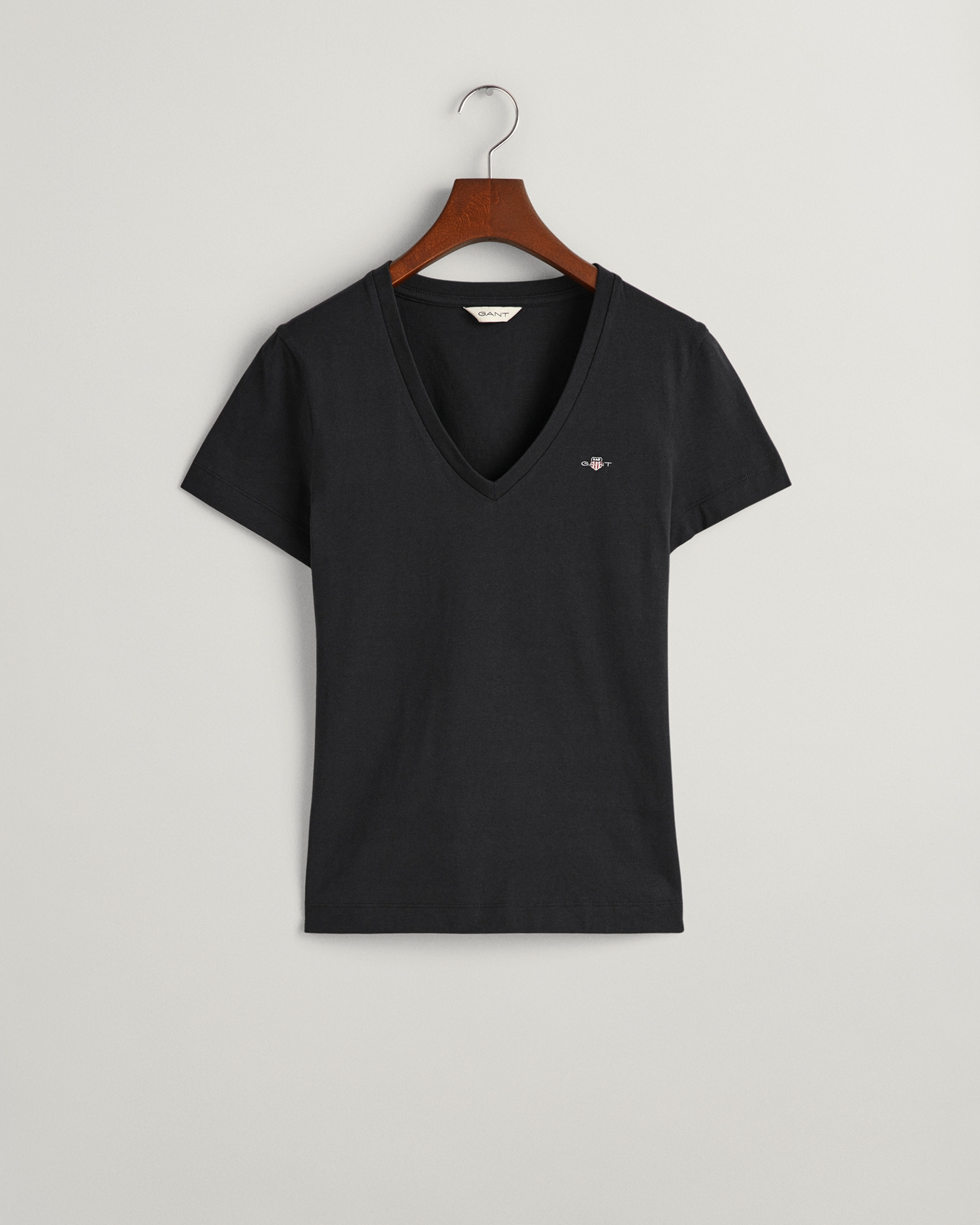 Gant T-Shirt »REG SHIELD KA V-NECK T-SHIRT«, mit einer kleinen Logostickerei auf der Brust