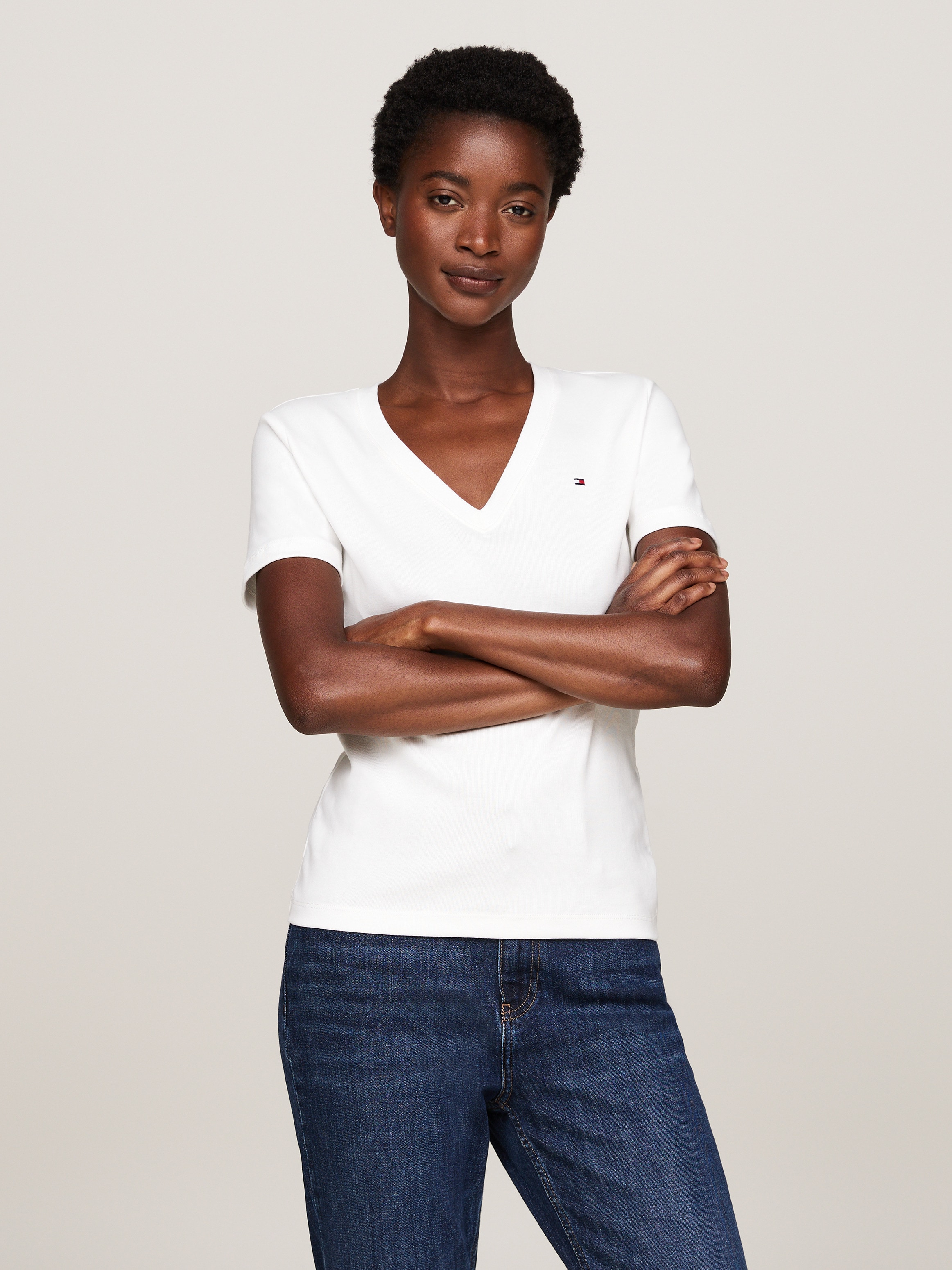 TOMMY HILFIGER T-Shirt »SLIM CODY V-NK SS«, mit Logostickerei