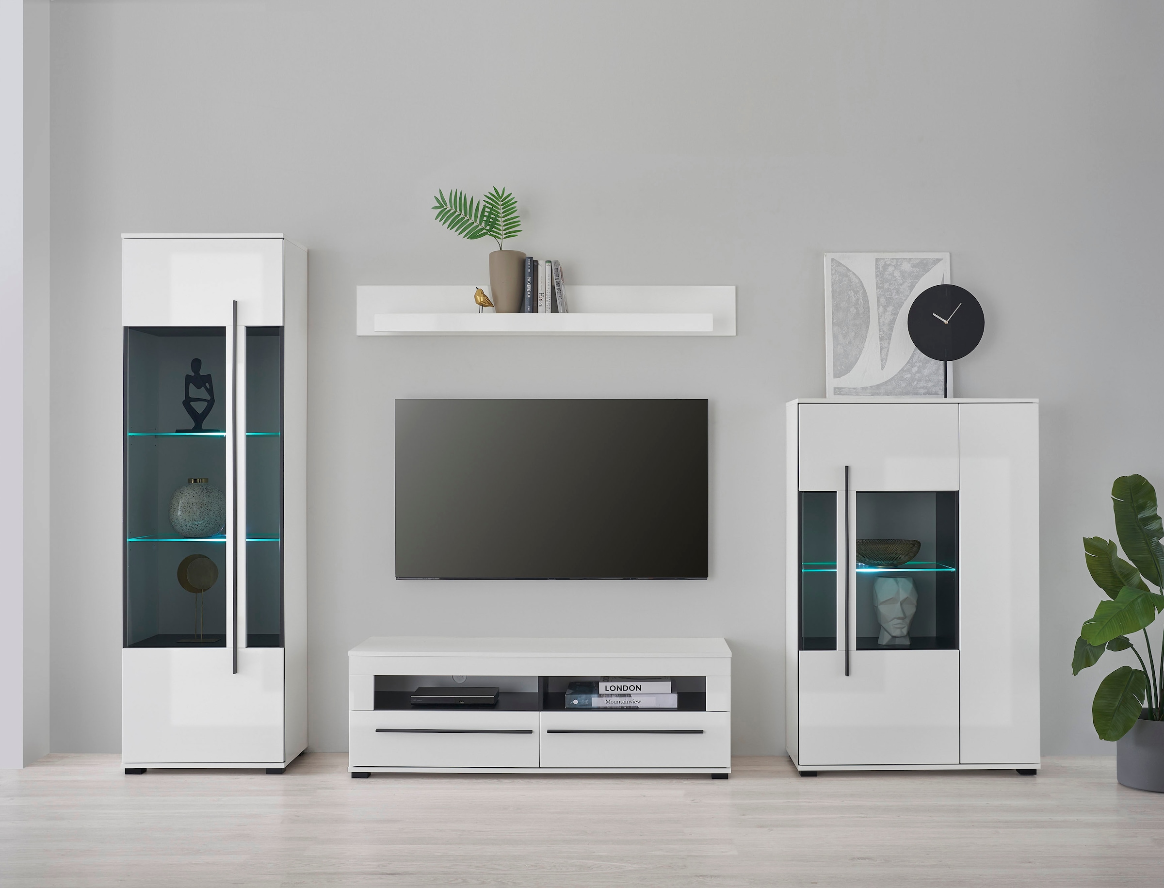 INOSIGN Vitrine »Cantara, Vitrinenschrank in Eiche Evoke oder weiss, Standvitrine«, schwarzer Stangengriff, ausreichend Stauraum, vielseitig einsetzbar