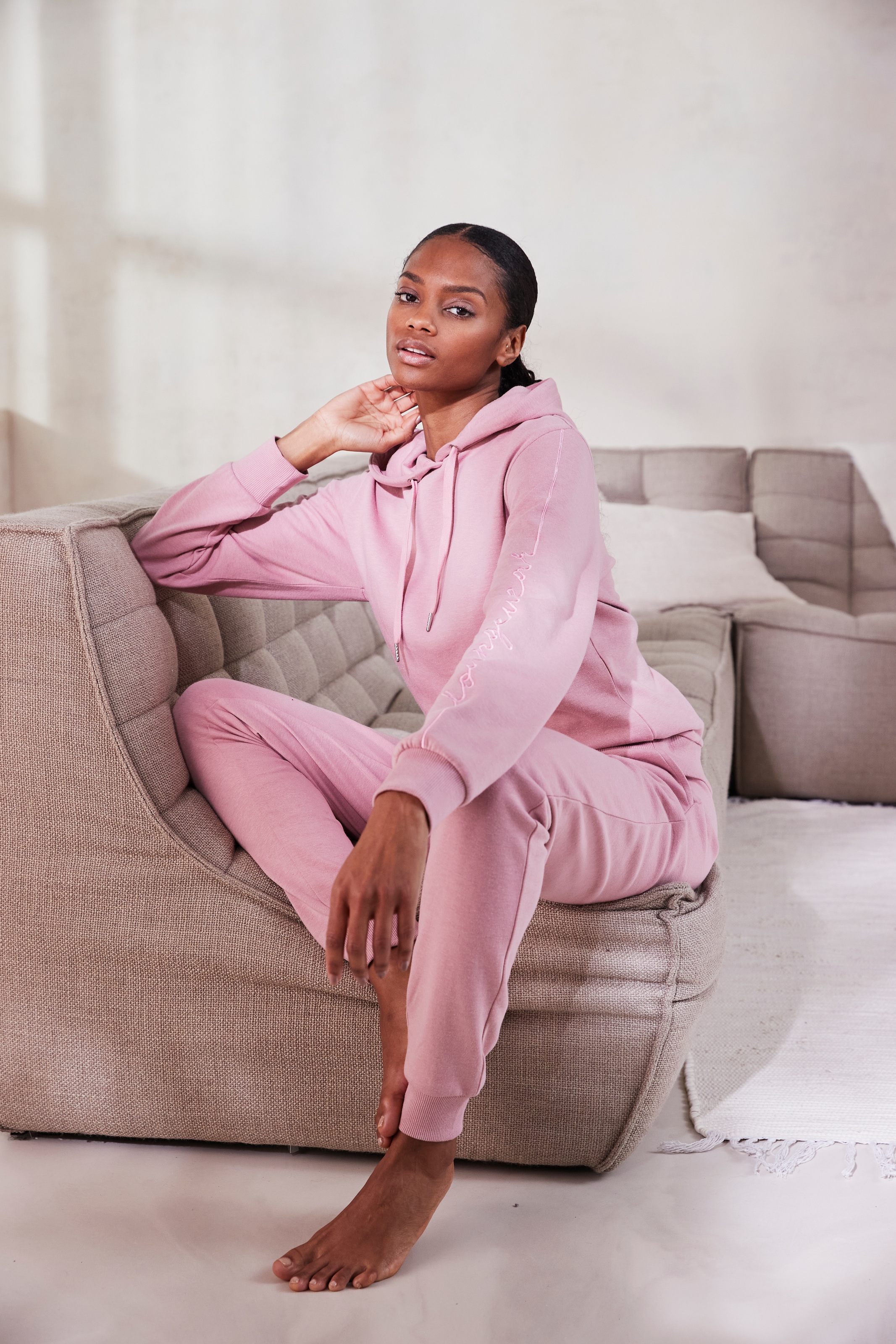 Vivance Hoodie, mit seitlicher Loungewear Stickerei, Loungshirt