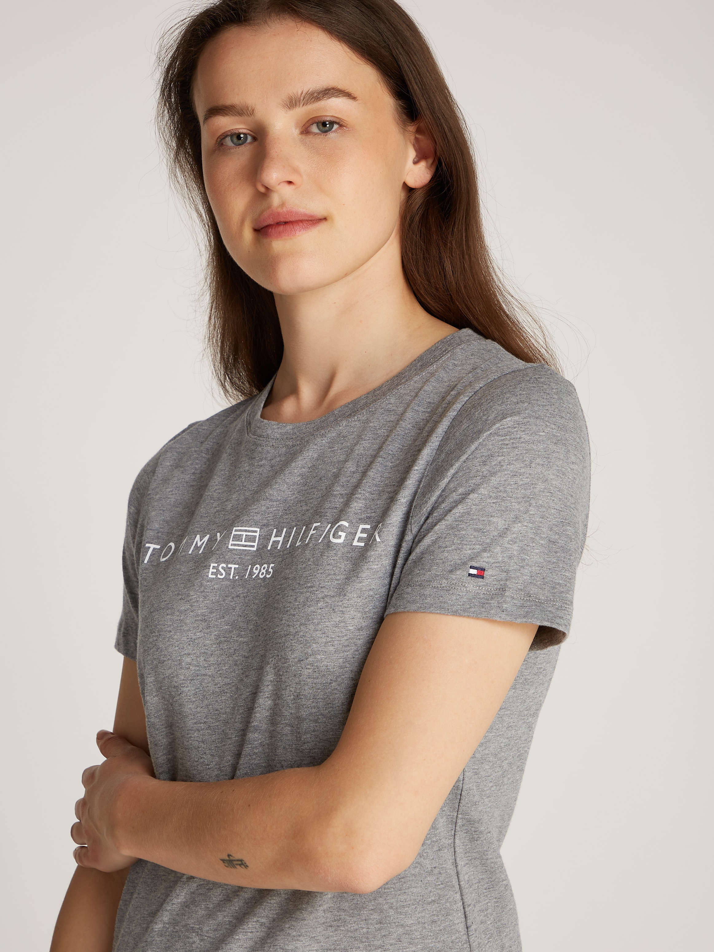 Tommy Hilfiger T-Shirt »REG CORP LOGO C-NK mit Logoschriftzug und Stickerei«, meliert, casual, regular fit, Baumwolle, Rundhals