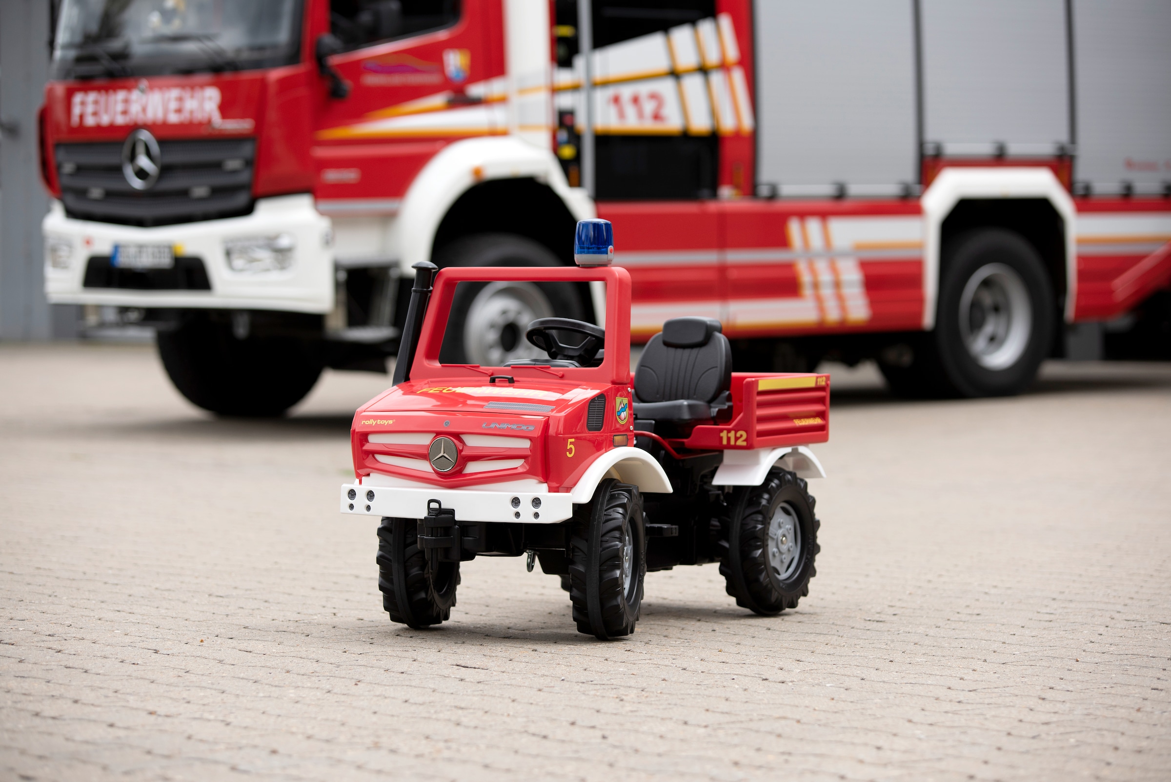 rolly toys® Tretfahrzeug »rollyUnimog Fire«, inkl. rollyFlashlight
