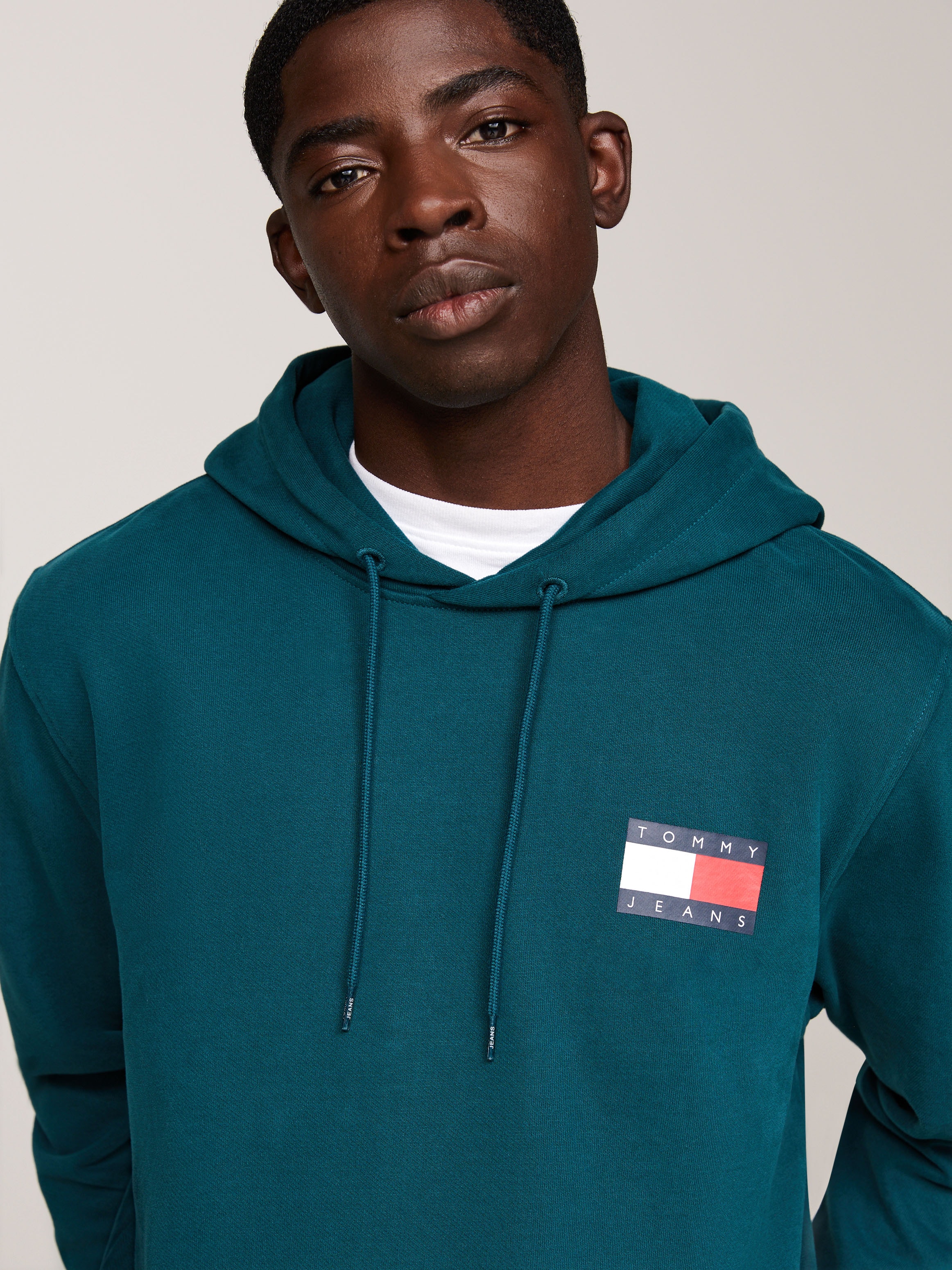 Tommy Jeans Sweatshirt »TJM REG ESSENTIAL FLAG HOOD EXT«, mit bedruckten Markenlogo auf Brusthöhe