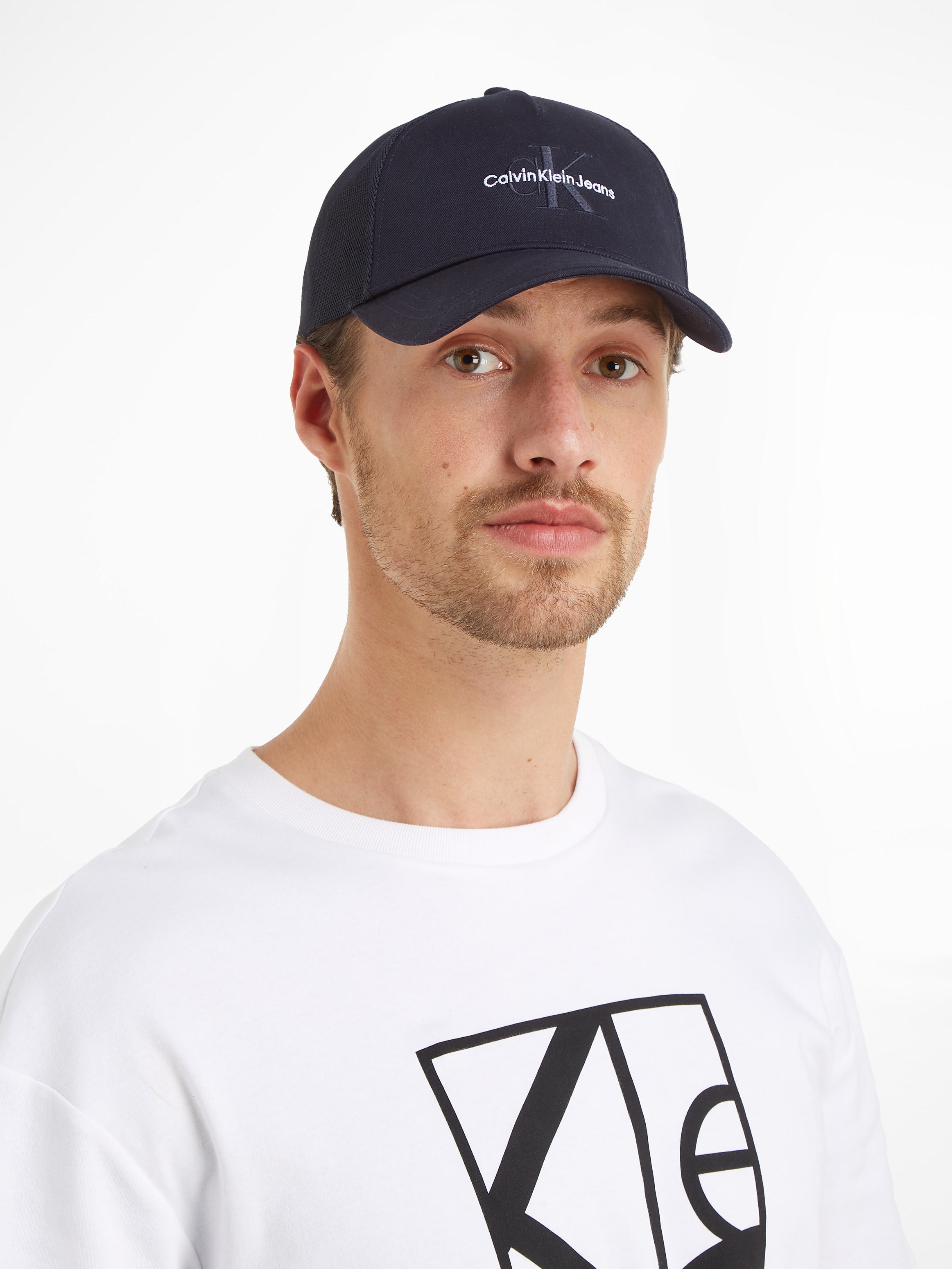 Calvin Klein Jeans Trucker Cap »MONO LOGO EMBRO TRUCKER HAT«, mit Netz-Einsatz