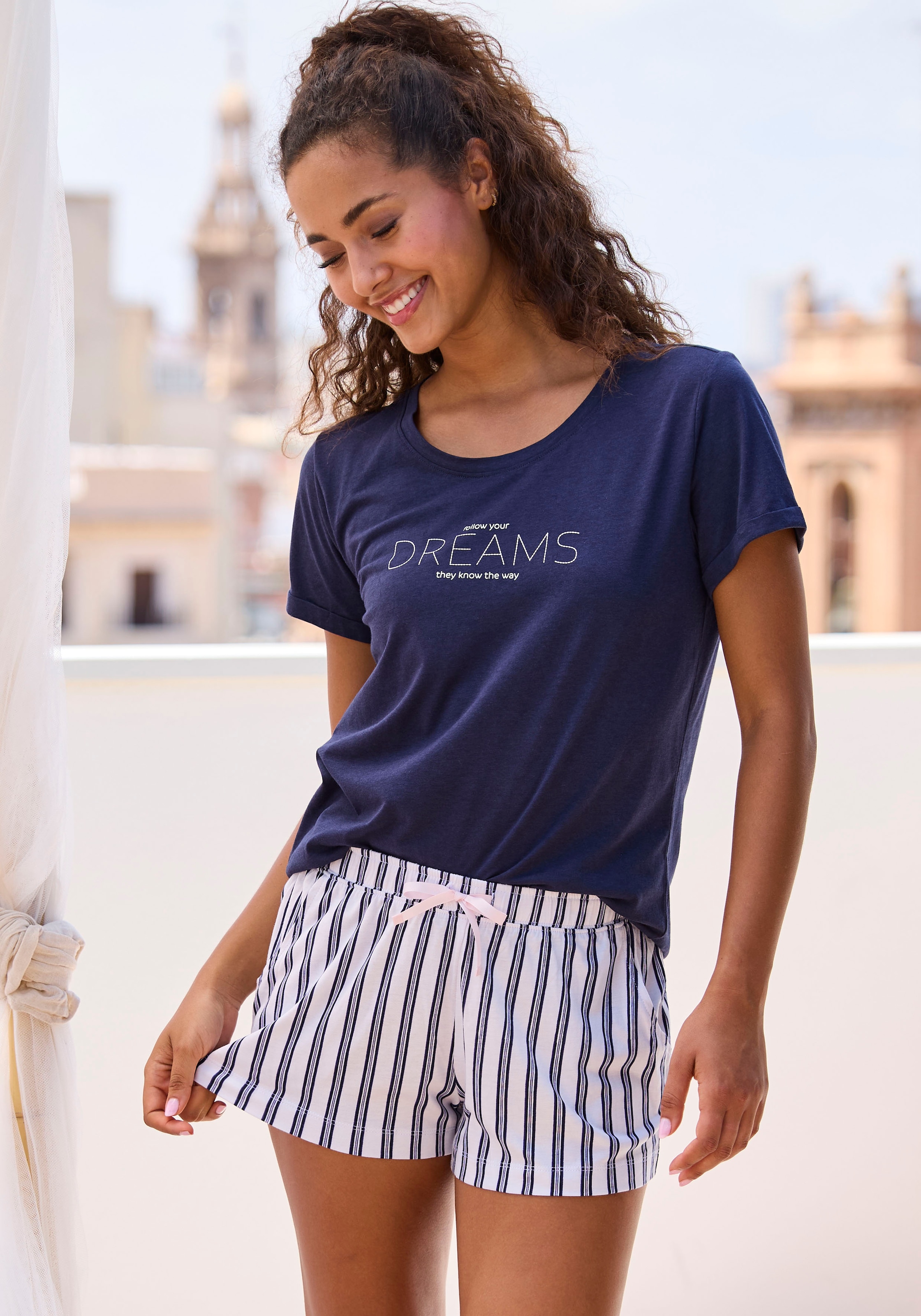 s.Oliver Pyjamashorts, mit schönem Allover-Print
