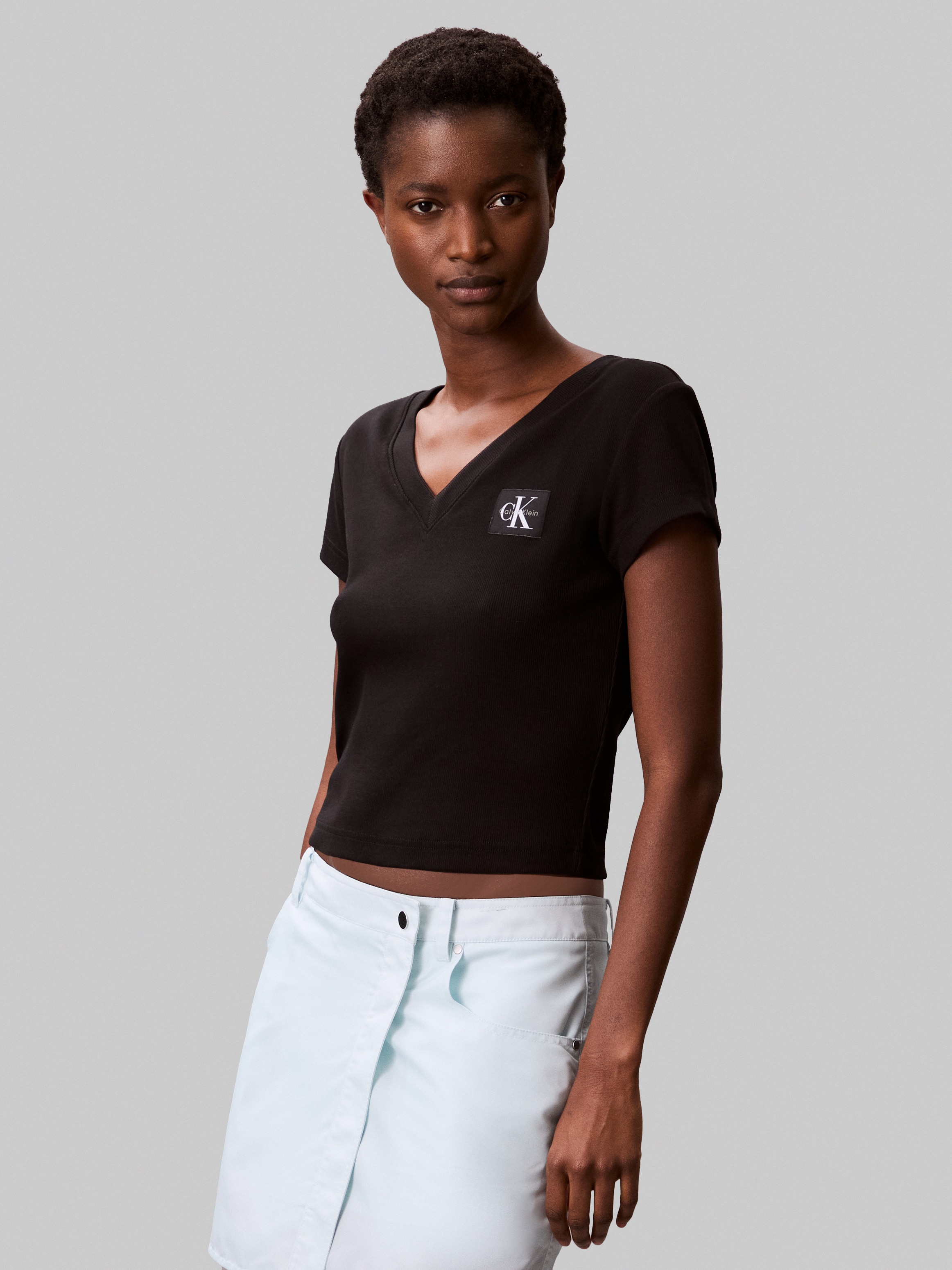 Calvin Klein Jeans "A- SS WOVEN LABEL RIB VNECK TEE" mit gewebtem Label