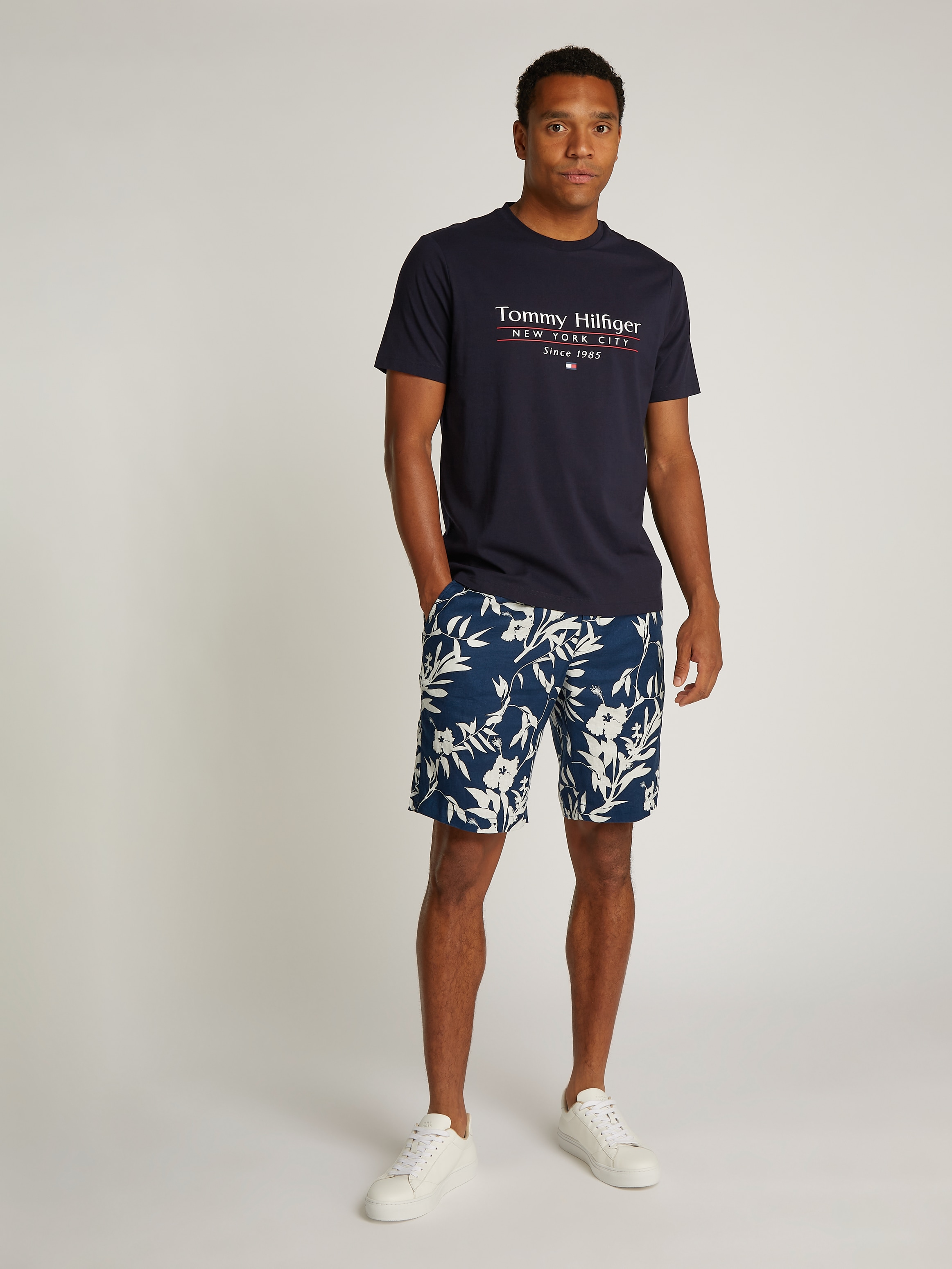 Tommy Hilfiger T-Shirt »HILFIGER CENTER STACK TEE«, mit grossem Schriftprint