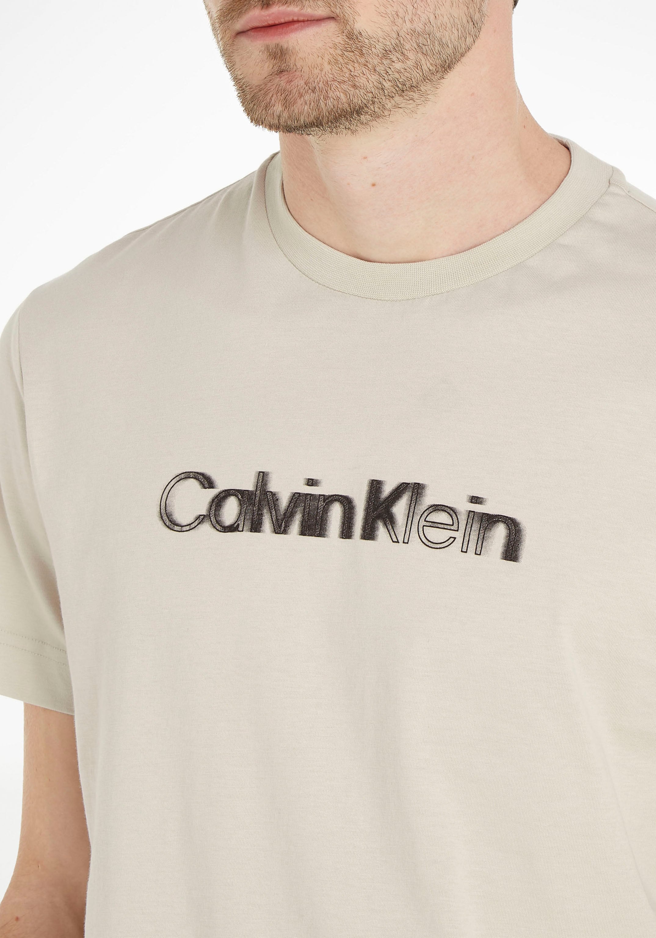 Calvin Klein auf mit | kaufen online Logo Jelmoli-Versand Klein Kurzarmshirt, der Brust Calvin