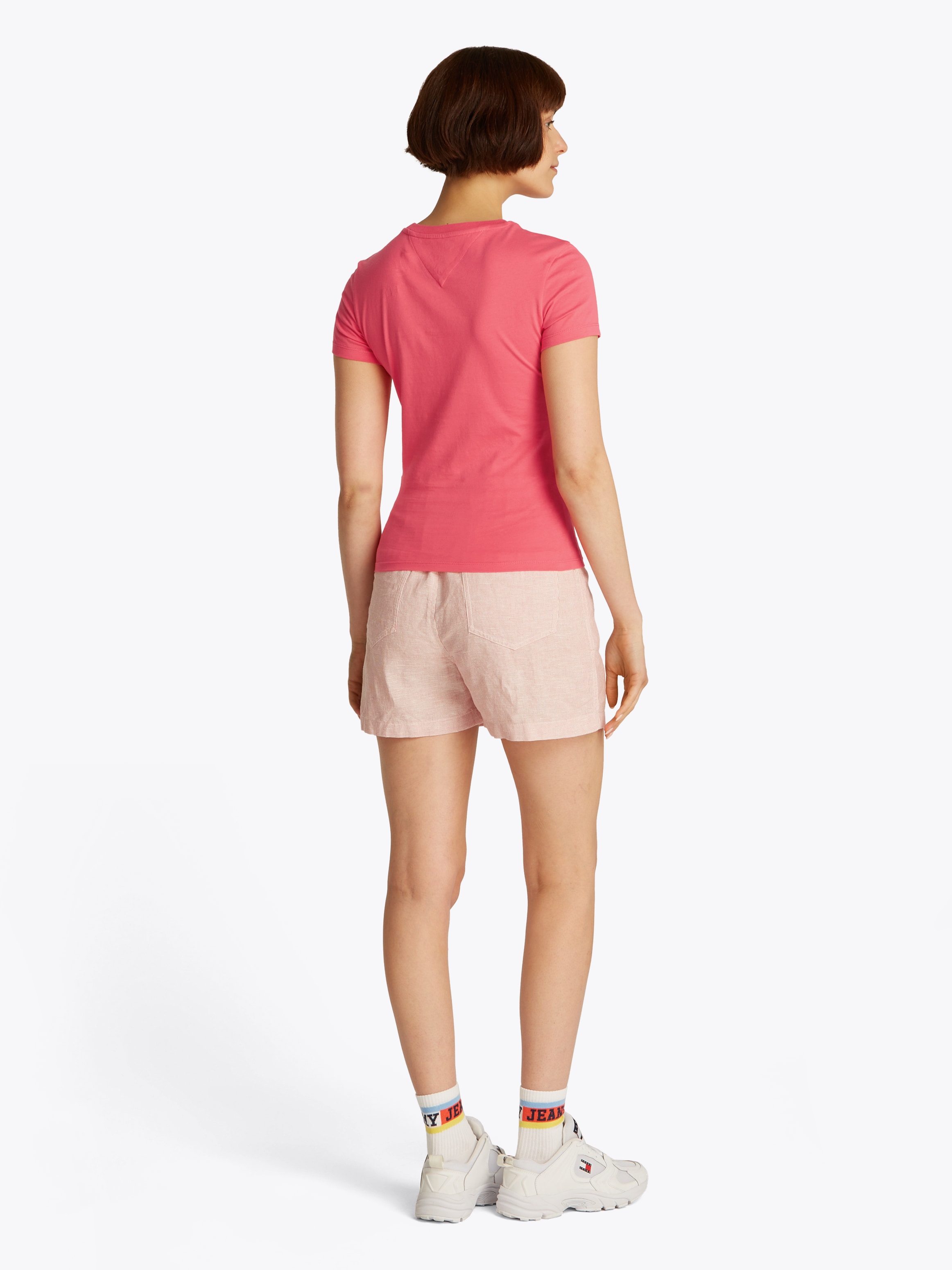 Tommy Jeans Curve Rundhalsshirt »Shirt TJW SLIM ESSENTIAL«, in Grossen Grössen, Logo-Print auf Brusthöhe, mit Logostickerei