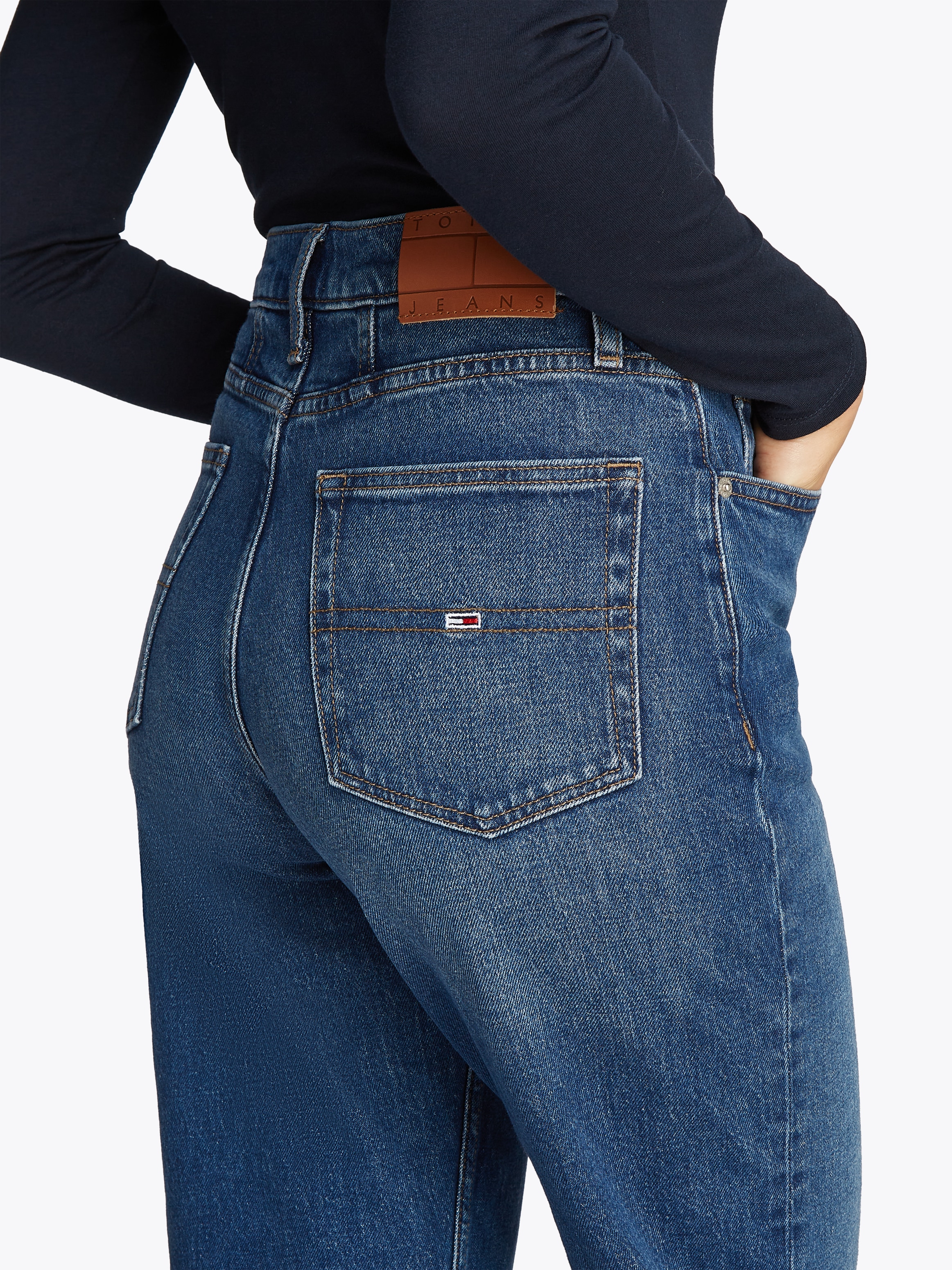 Tommy Jeans Mom-Jeans »High waist - Mom-Jeans Tapered«, mit Logo-Stickereien