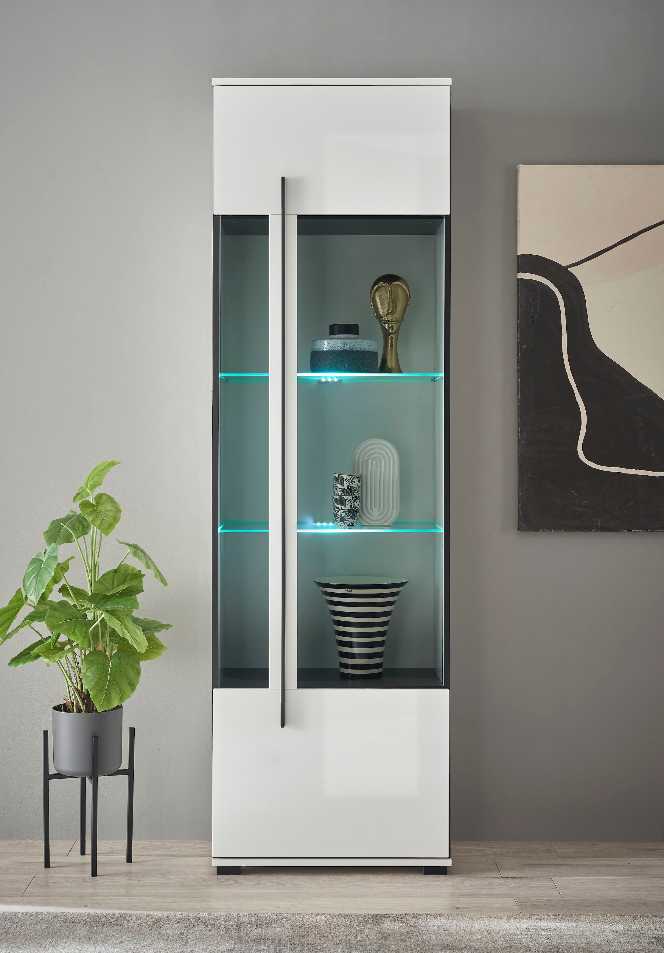 INOSIGN Vitrine »Cantara, Vitrinenschrank in Eiche Evoke oder weiss, Standvitrine«, schwarzer Stangengriff, ausreichend Stauraum, vielseitig einsetzbar