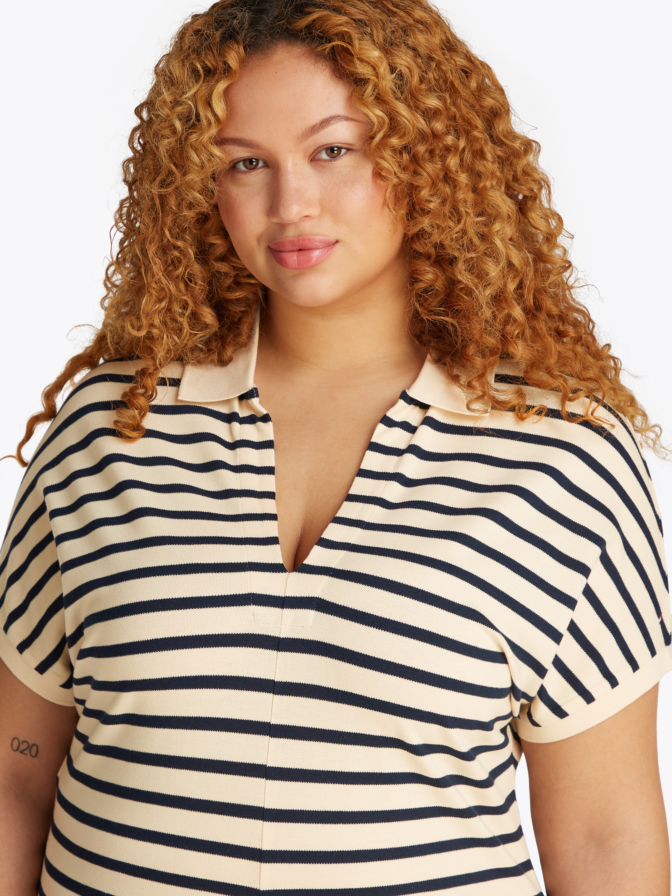 Tommy Hilfiger Curve Midikleid »CRV LYOCELL OPEN-NK MIDI DRESS«, in Grossen Grössen, Logostickerei, V-Ausschnitt