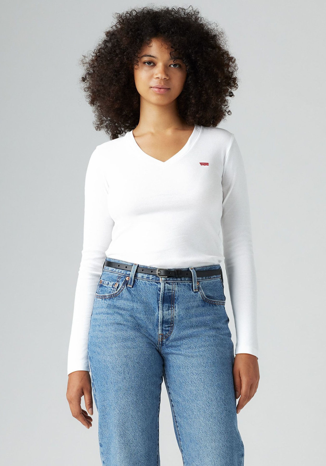 Levi's® Langarmshirt »ESSENTIAL HM LS VNECK«, mit Logo Stickerei