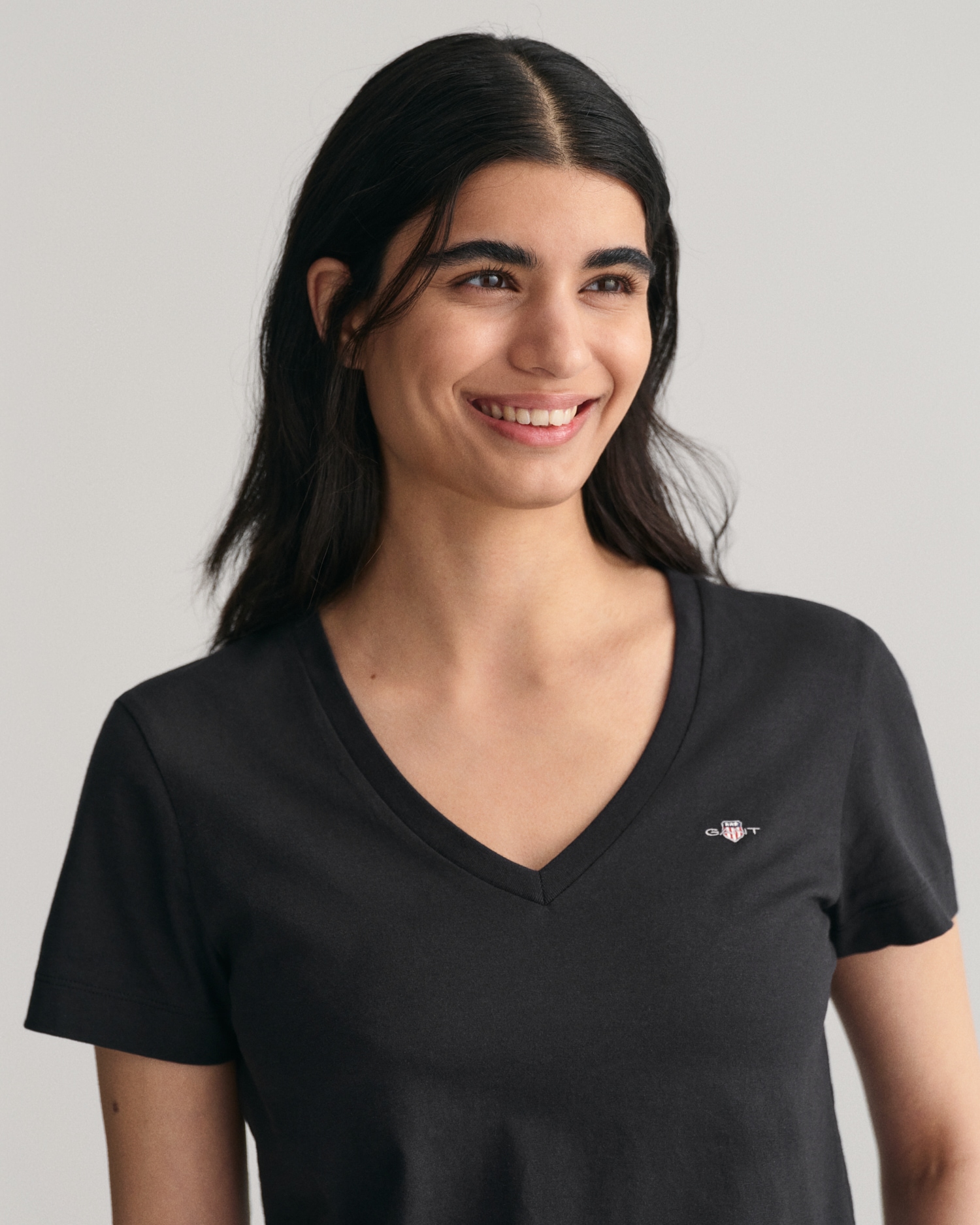 Gant T-Shirt »REG SHIELD KA V-NECK T-SHIRT«, mit einer kleinen Logostickerei auf der Brust