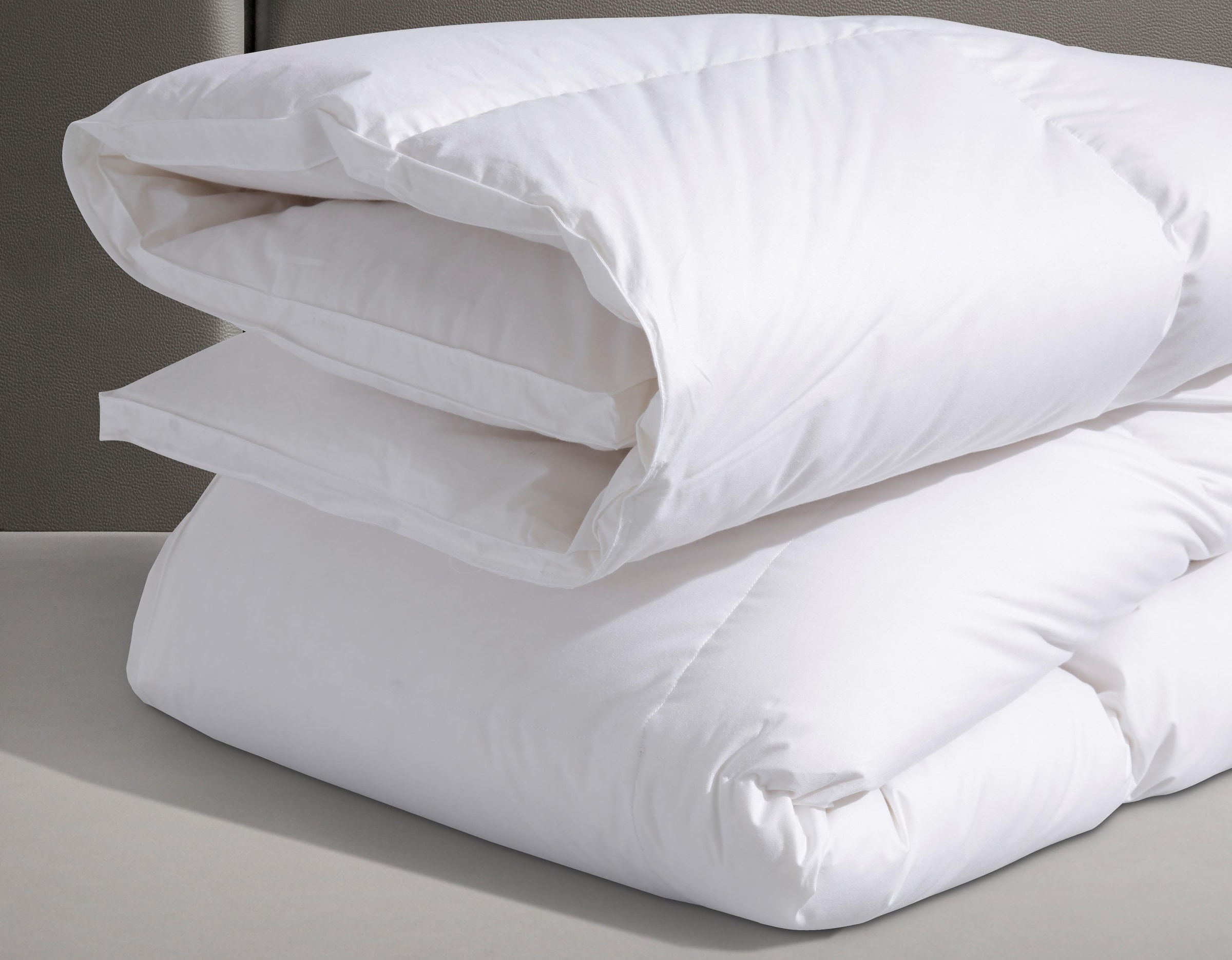Haeussling Daunenbettdecke »Swiss Royal, Bettdecken für Sommer und Winter, Ganzjahresdecke, Decke«, extrawarm, Füllung 90% Daunen, 10% Federn, Bezug 100% Baumwolle, (1 St.), Bettdecke 135x200 cm, 155x220 cm & weitere Grössen, Made in Germany