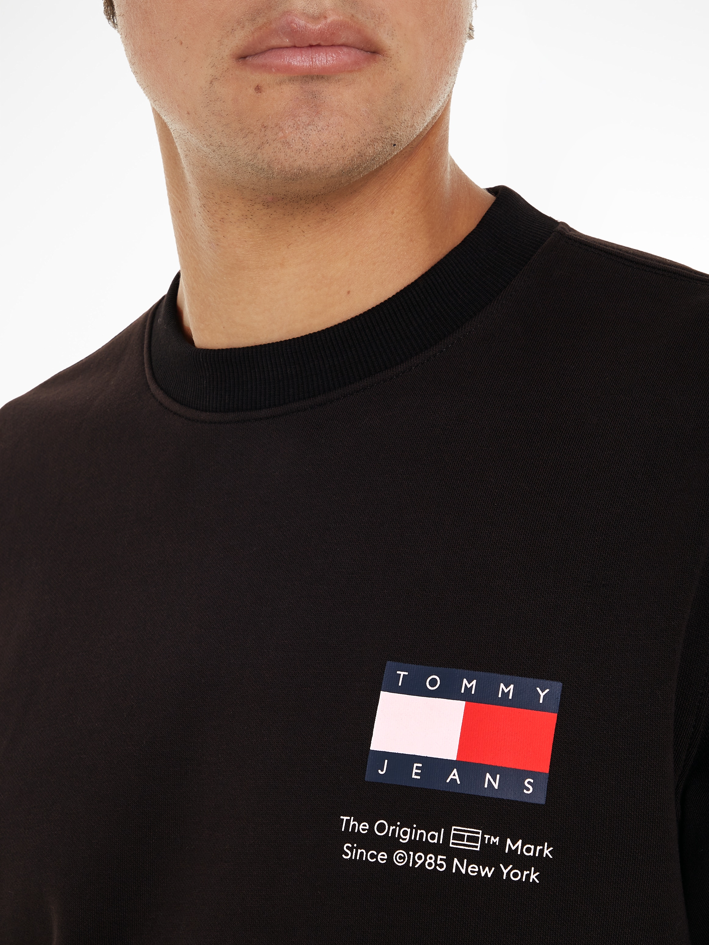 Tommy Jeans Sweatshirt »TJM REG ESSENTIAL FLAG CNECK EXT«, Rundhals-Sweatshirt mit Logo