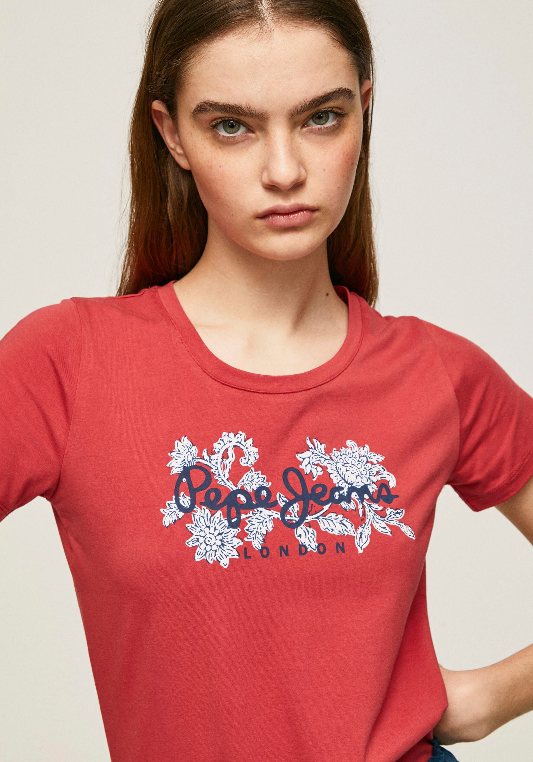 Pepe Jeans Rundhalsshirt »NEREA«, mit floralem Logo-Print und Stretch  online shoppen bei Jelmoli-Versand Schweiz