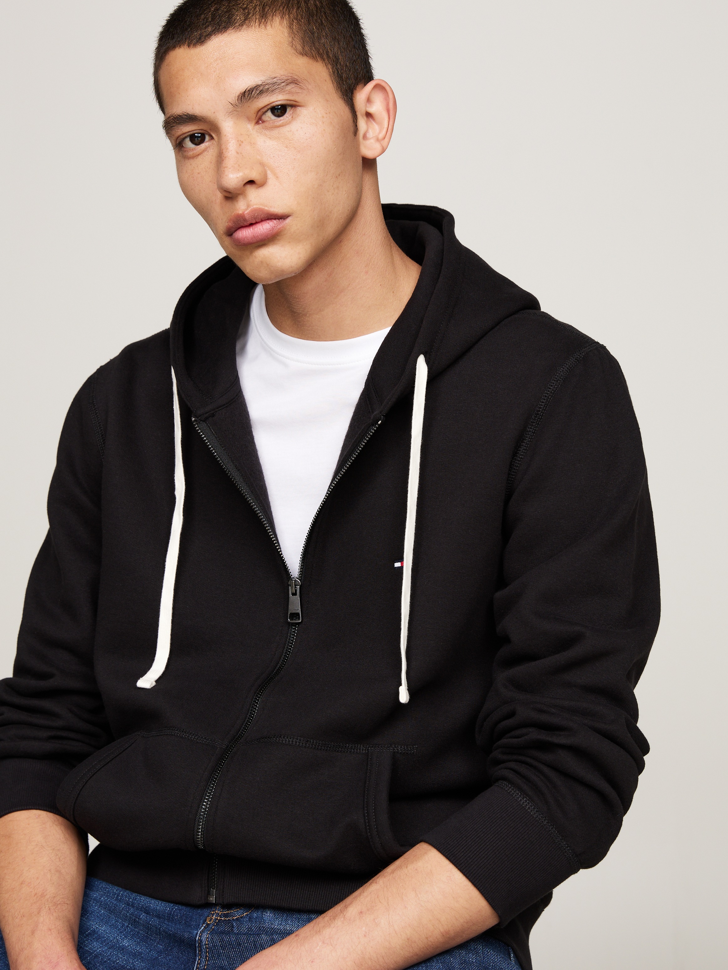 Tommy Hilfiger Kapuzensweatjacke »ESSENTIAL FLEECE ZIP THROUGH«, kleine Logostickerei